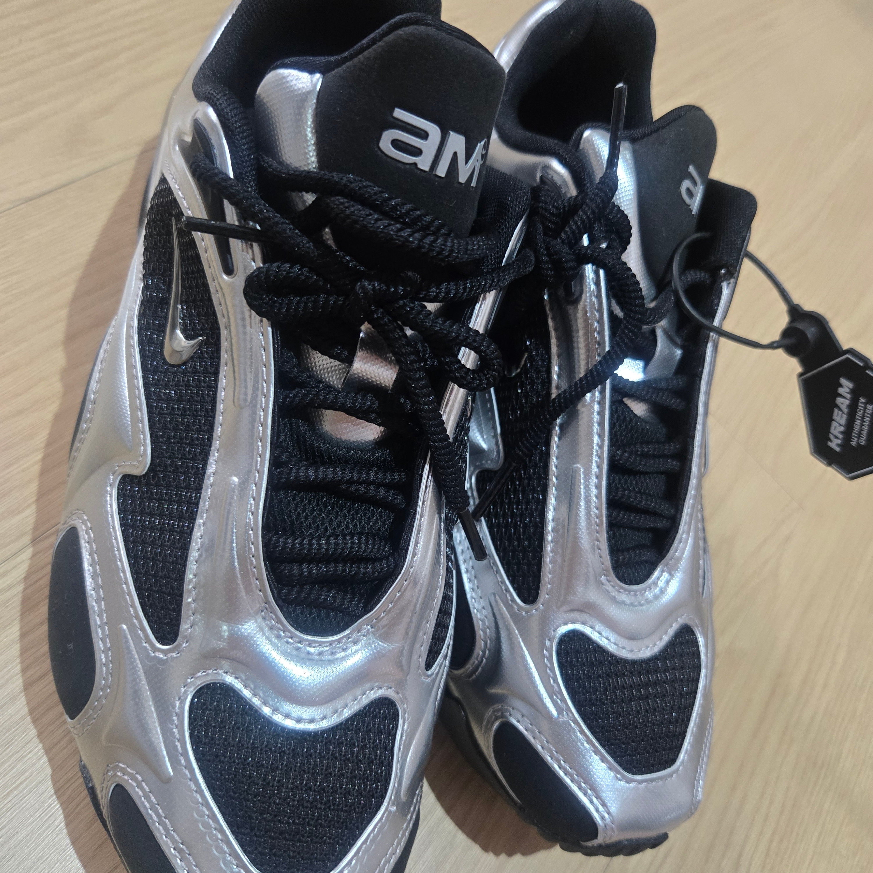 (W) Nike Air Max Muse Black and Metallic Silver 착용 스타일 - 1