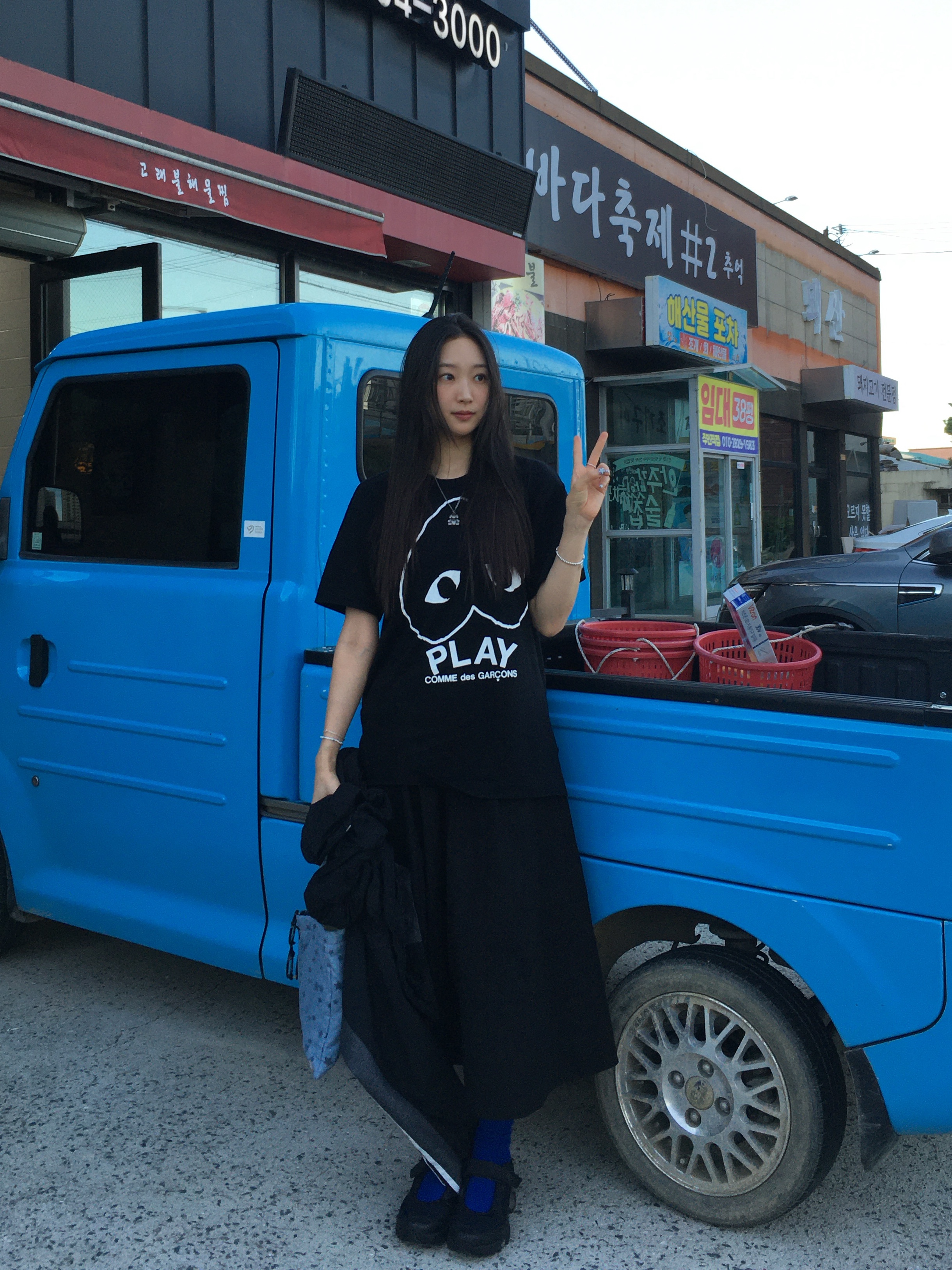 Salomon x MM6 Maison Margiela XT-Marie Jeanne Black Soft Clay, COYSEIO Milky Star Tote Bag Sky Blue 착용 스타일