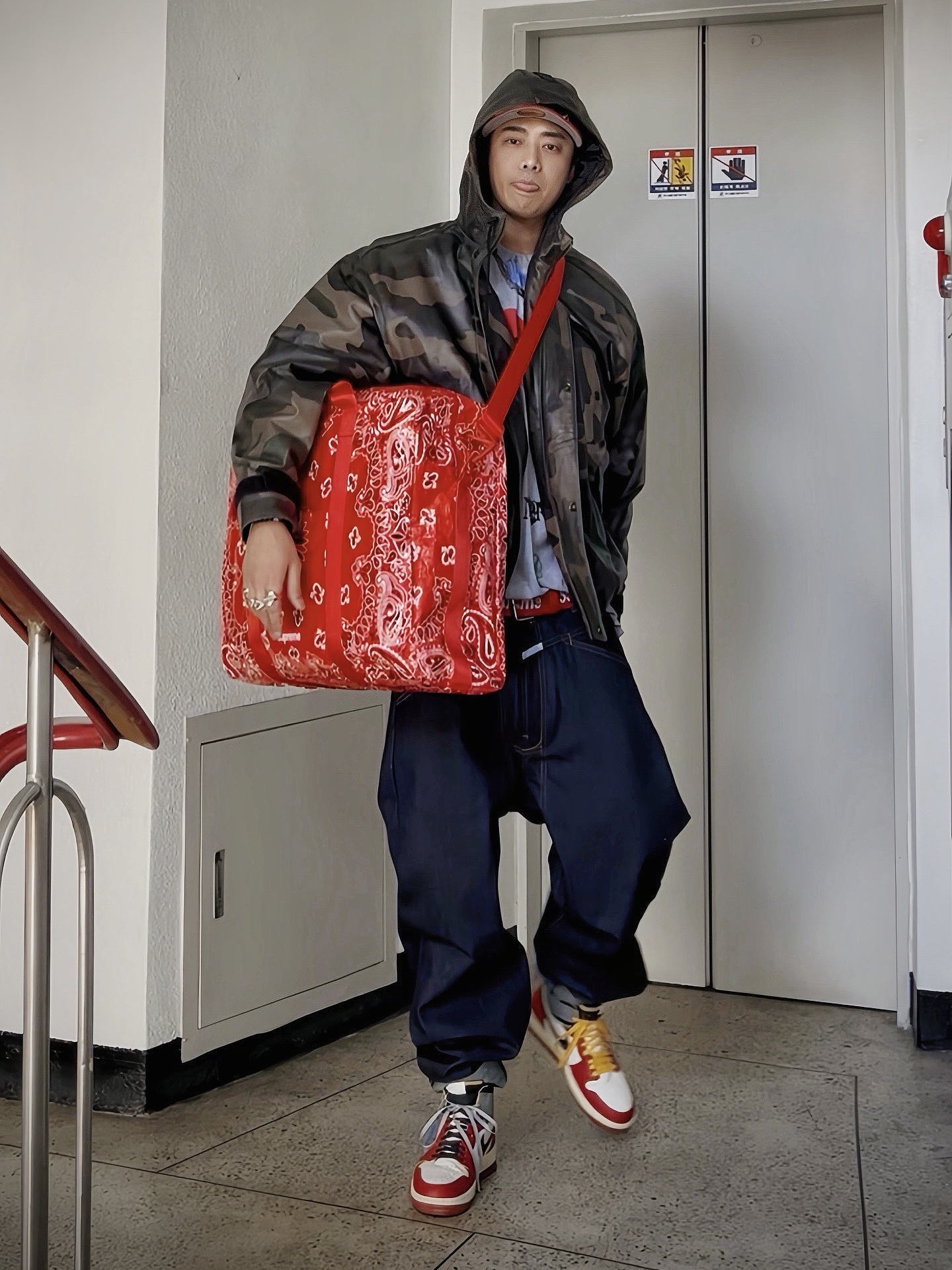 Supreme Bones Box Logo New Era Red - 25SS, Supreme Announcing T-Shirt Heather Grey - 25SS 착용 스타일