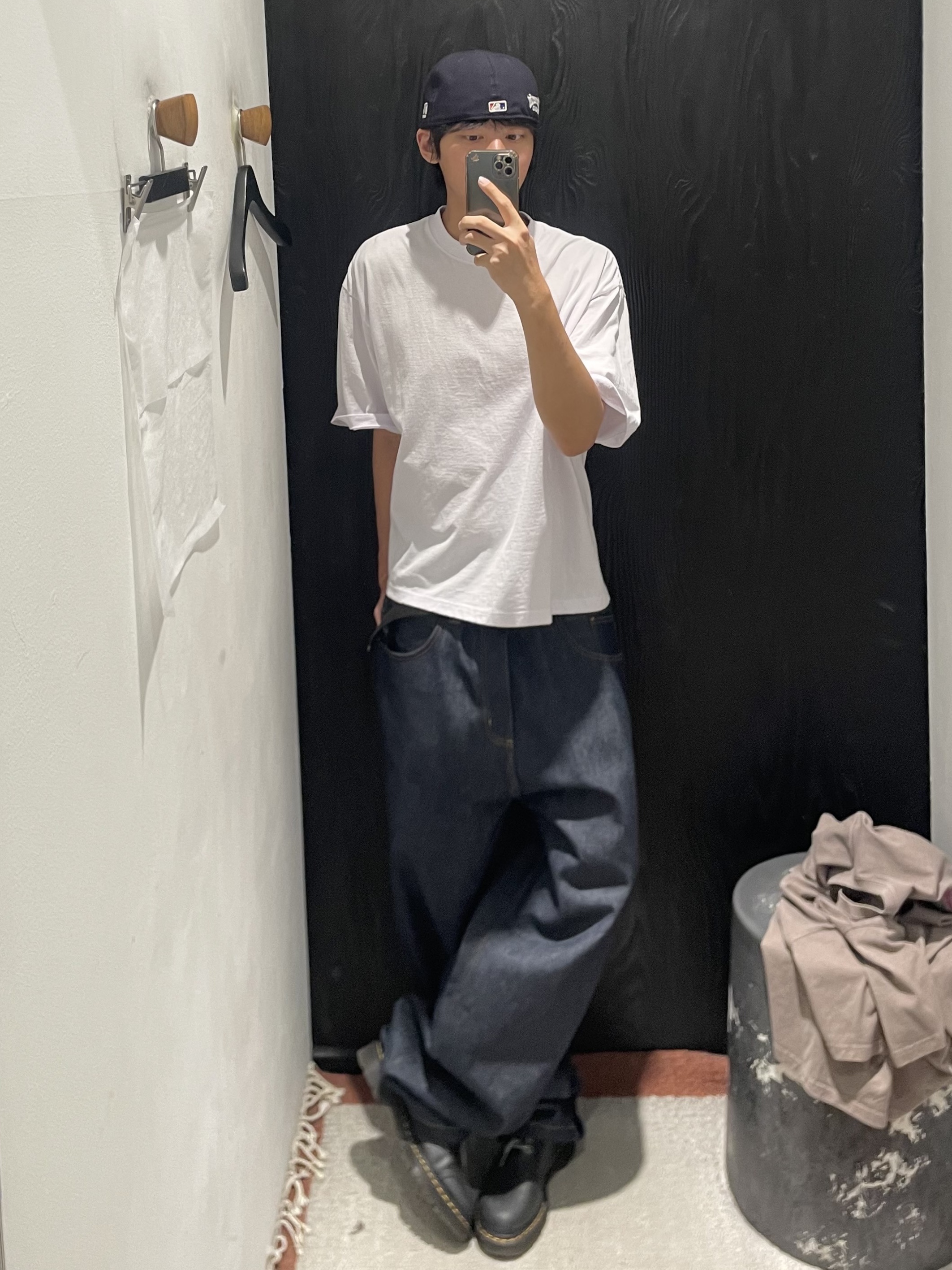 New Era 59Fifty MLB Authentic New York Yankees Game Navy, Carhartt WIP Brandon Pants Blue Rinsed 착용 스타일 - 1