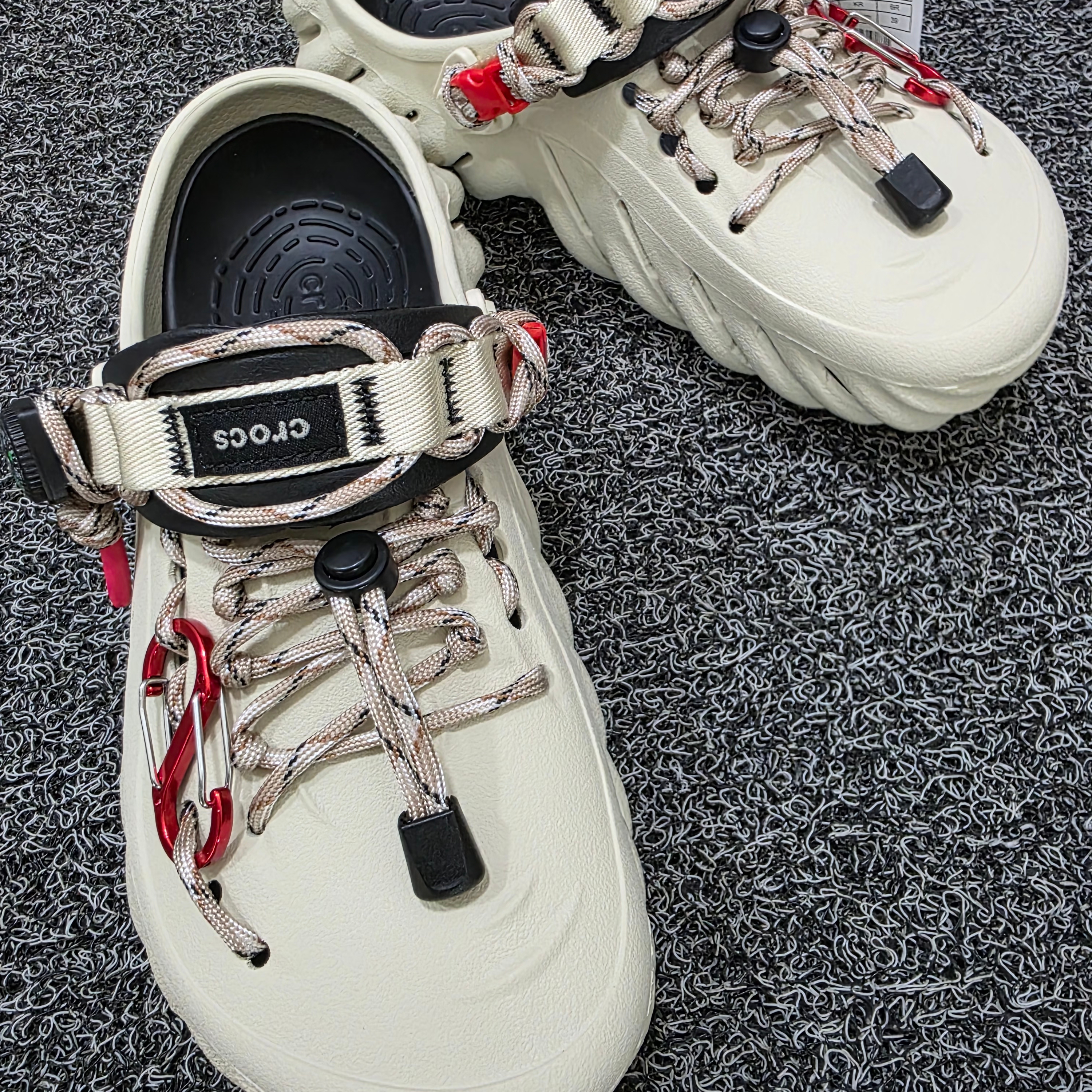 Crocs Echo Clog Bone Black 착용 스타일 - 1