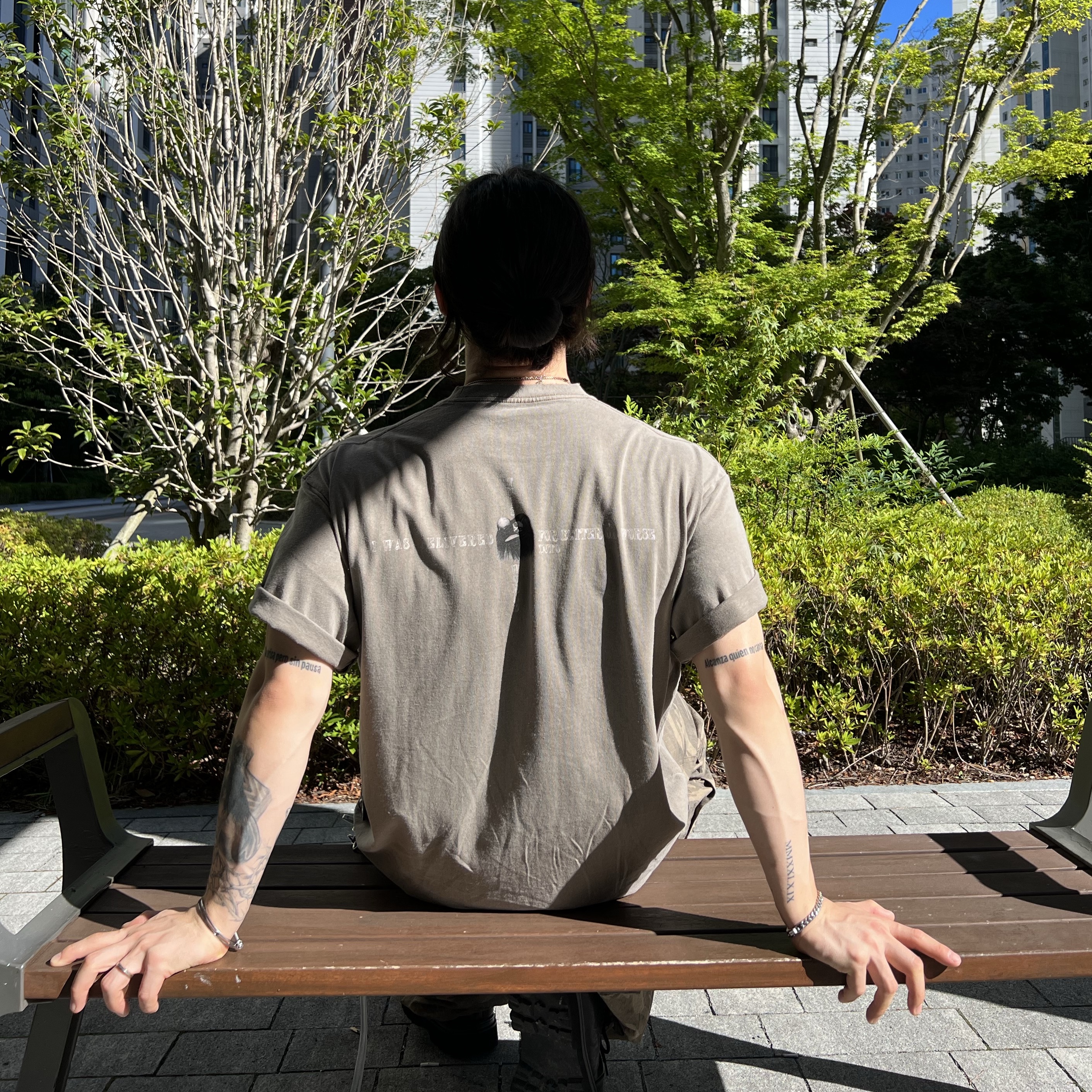 Awende Red Veil T-shirt Charcoal, [KREAM Exclusive] Kamien Titan Baggy Pants Kream Camo 착용 스타일 - 1