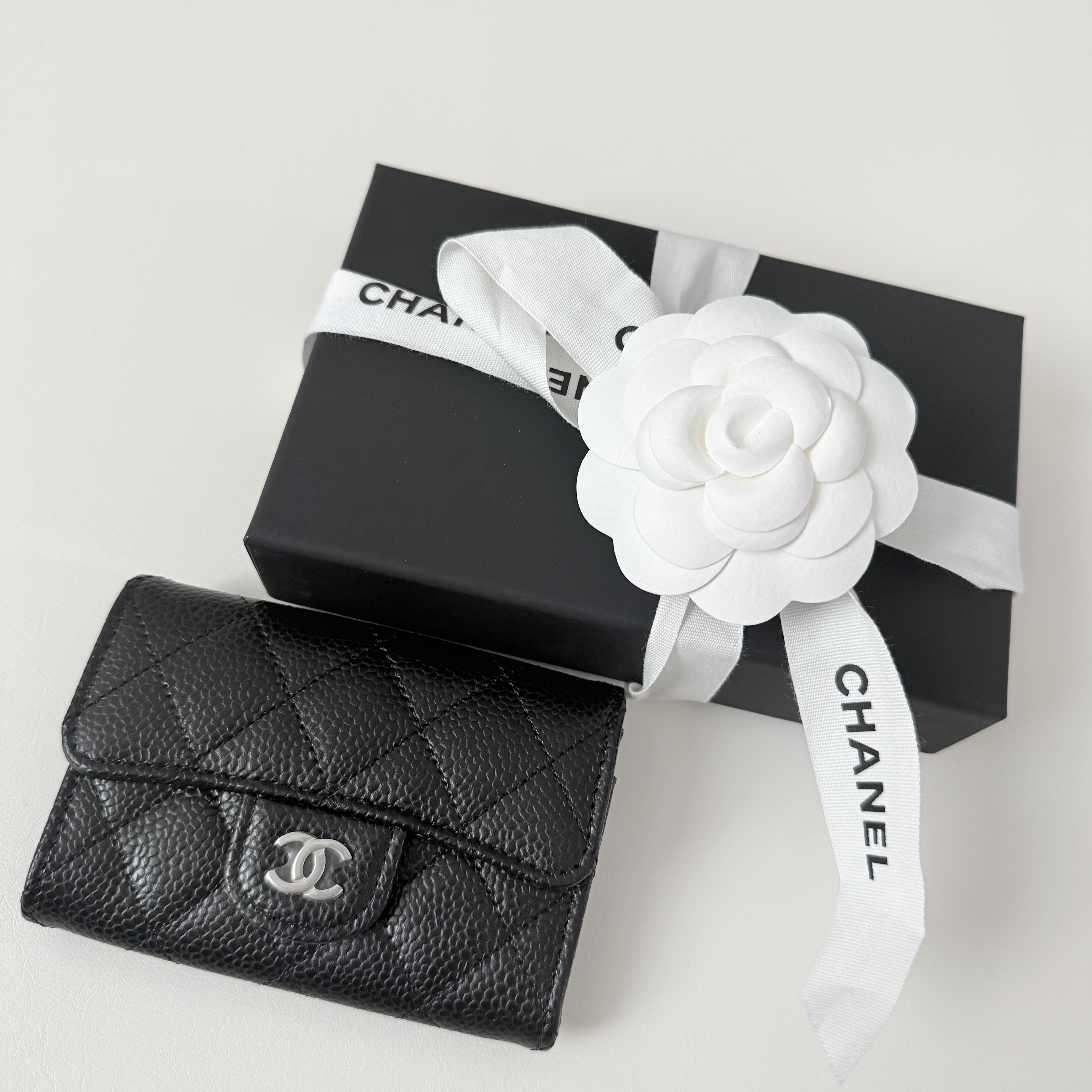 Chanel Classic Card Holder Grained Calfskin & Silver Black 착용 스타일