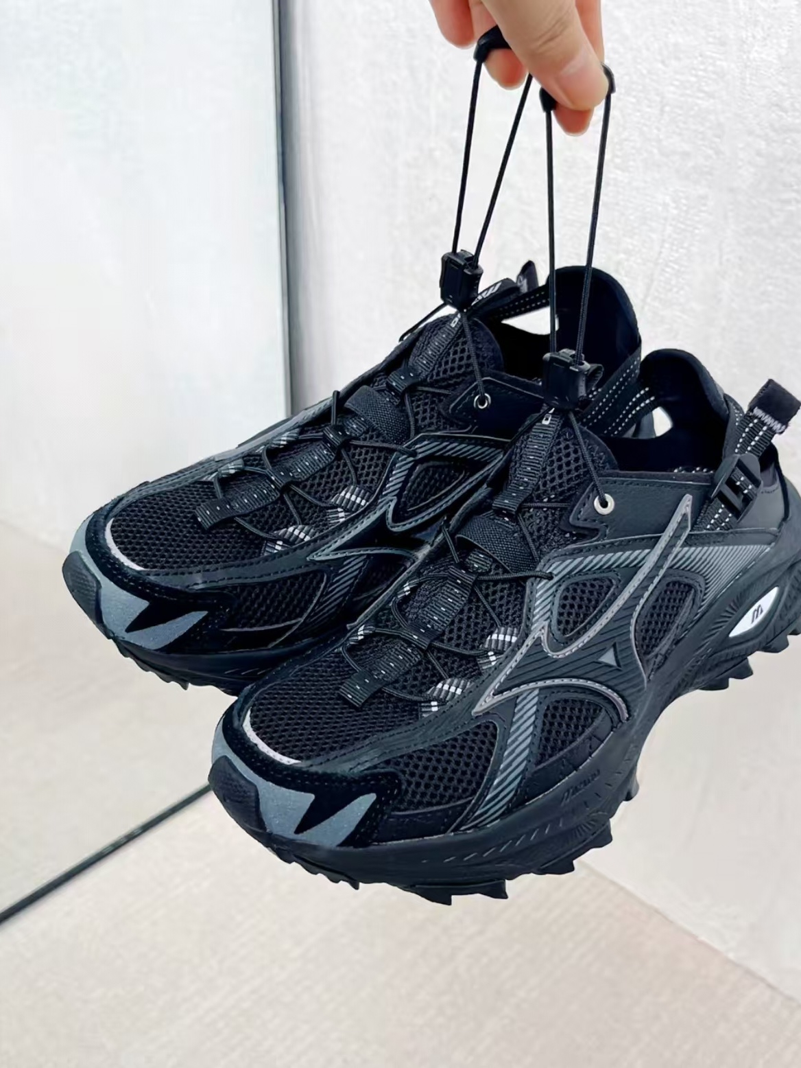 Asics Gel-Sonoma 15-50 Black, Mizuno Racer Trail SE Black 착용 스타일 - 3