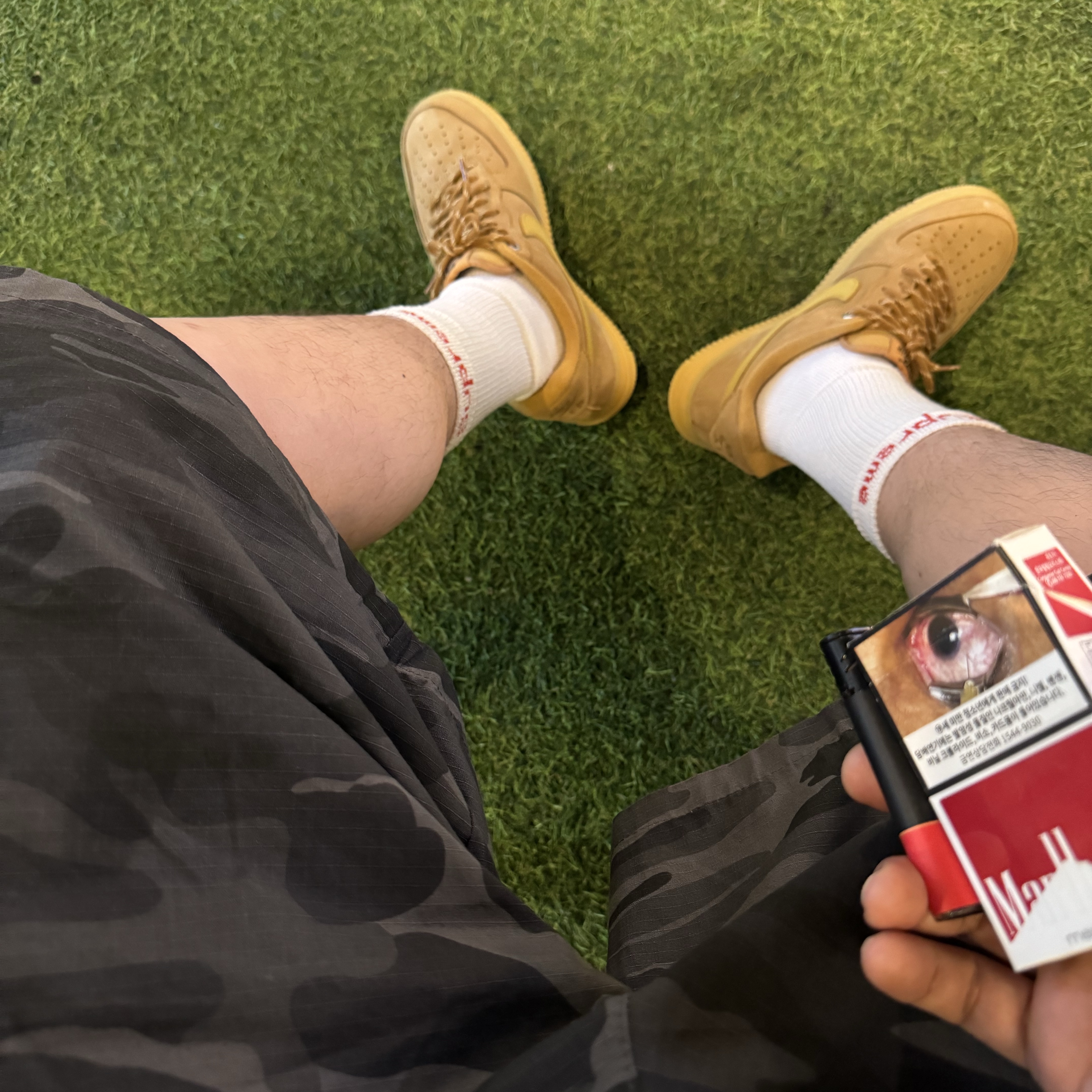 Nike Air Force 1 '07 WB Flax, Supreme Hanes Crew Socks White (4 Pack) 착용 스타일