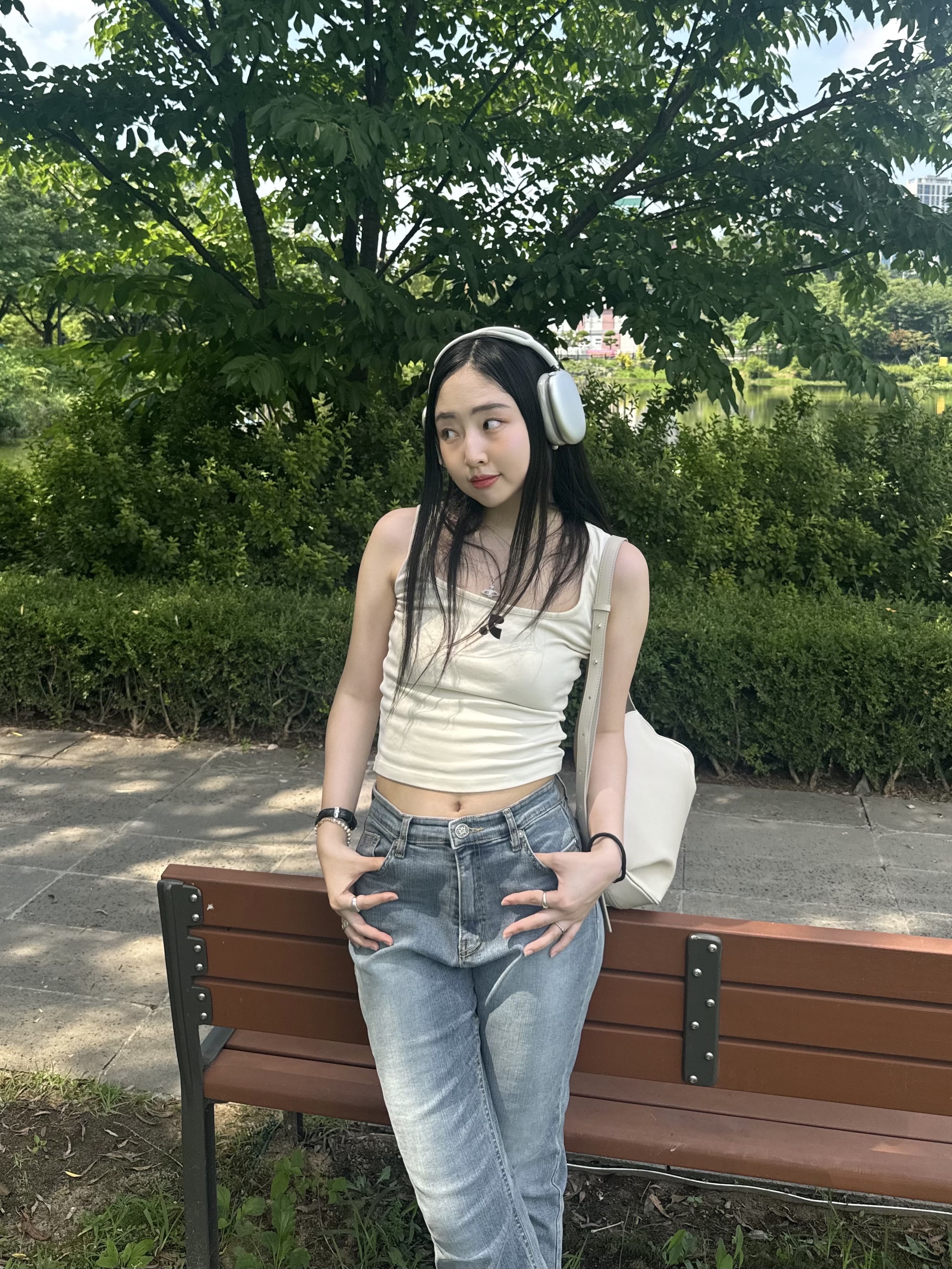 Dr. Martens 1461 Smooth Black, Apple AirPods Max Lightning Silver (Korean Ver.) 착용 스타일 - 7