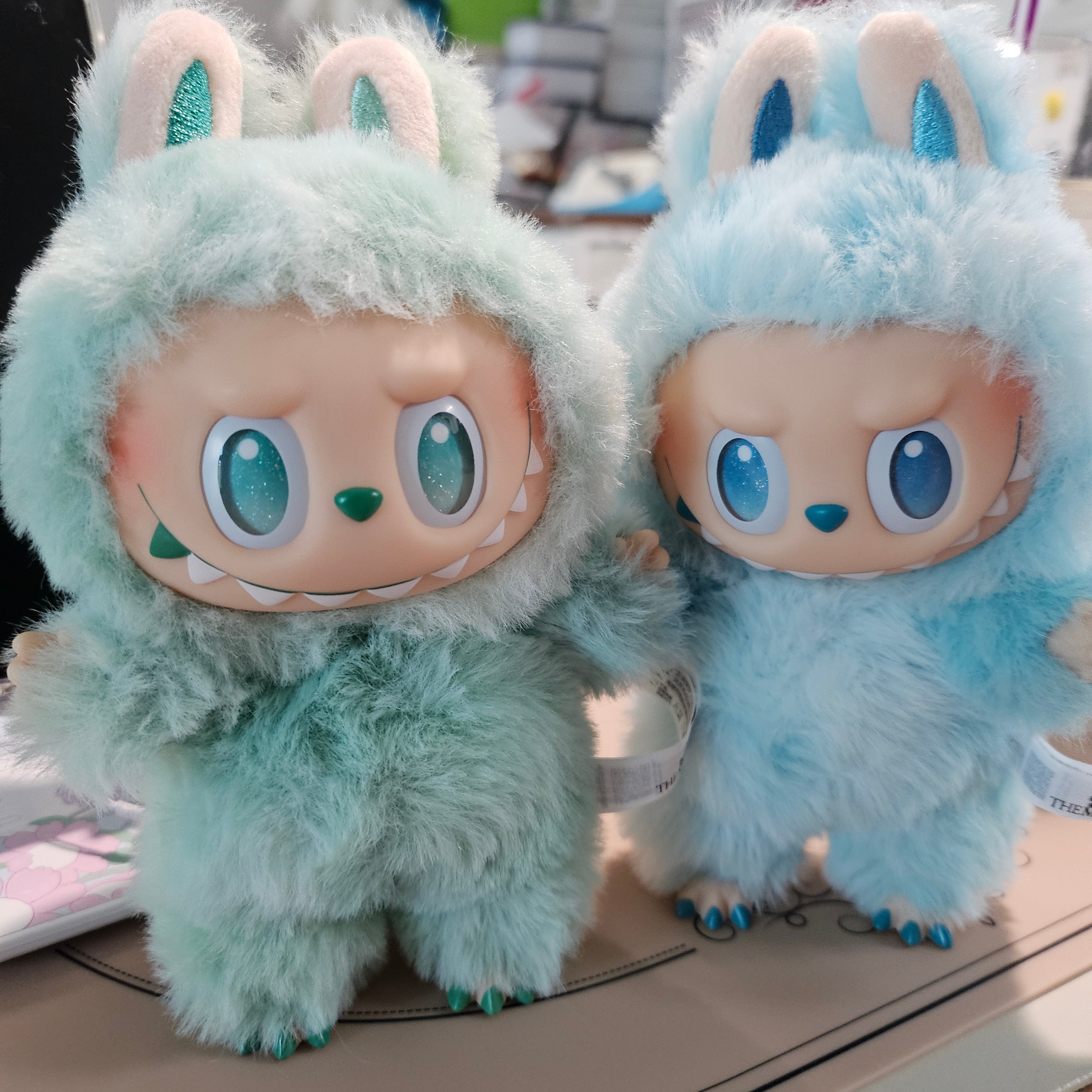 Pop Mart Labubu The Monsters Highlight Series Sealed Case (Bundle of 2/1 Blind Box) 착용 스타일