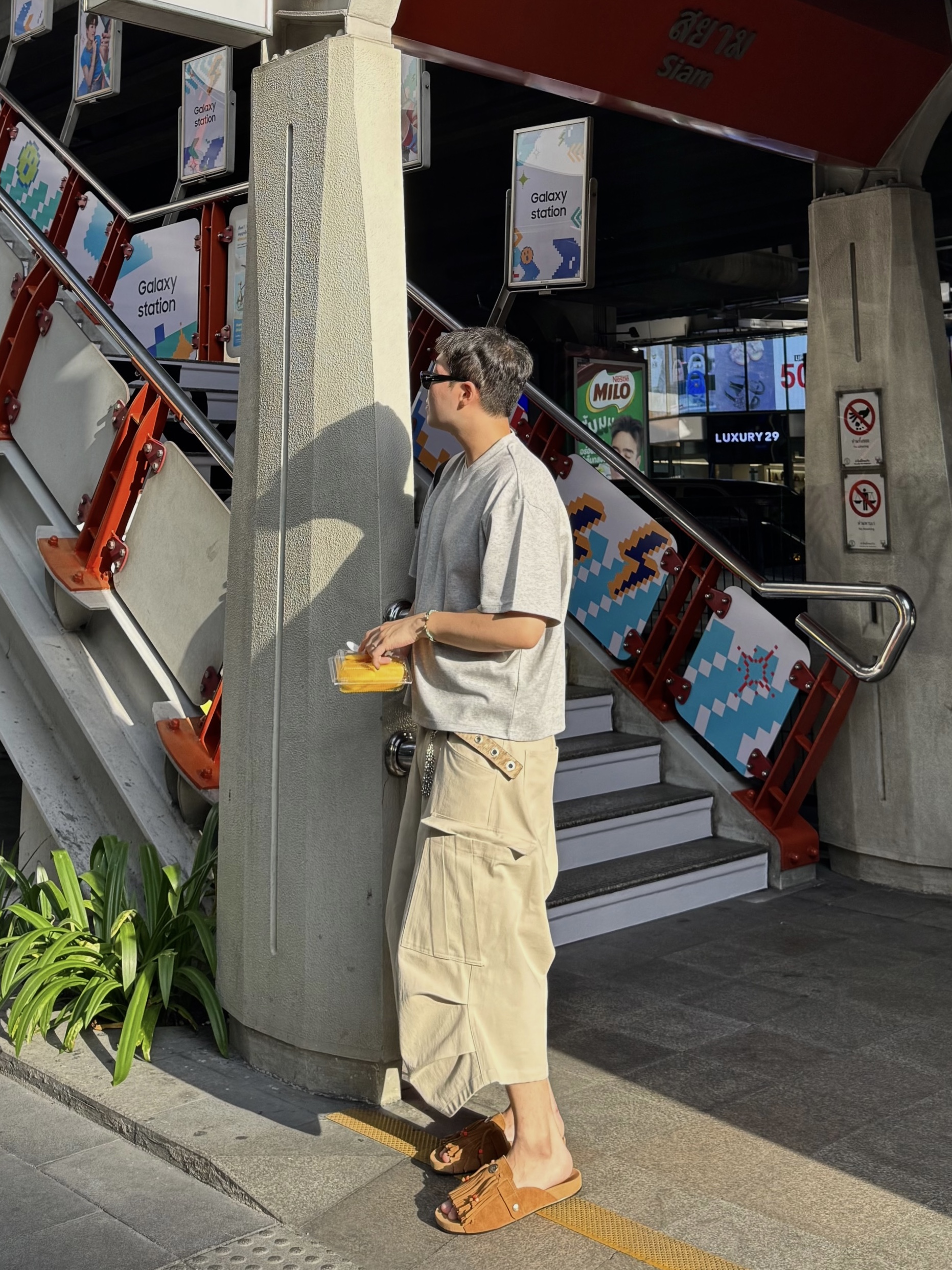 Nonnod Cropped V-Neck T-Shirt Grey, Nonnod Side cargo shorts Beige 착용 스타일 - 3