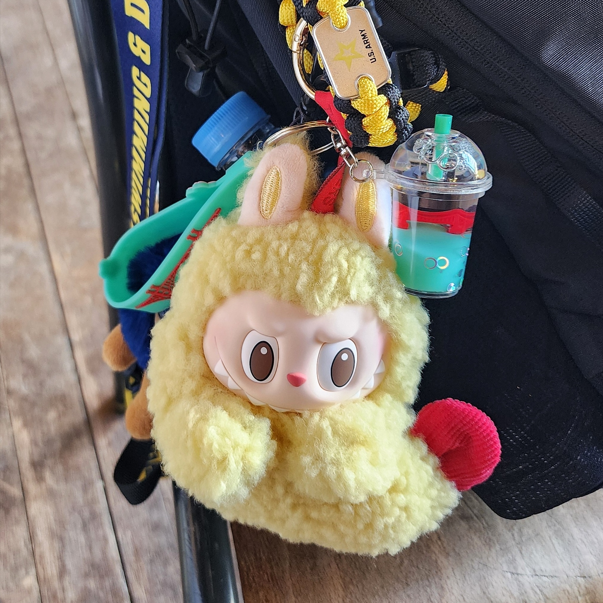 Pop Mart Labubu The Monsters Wacky Mart Series Earphone Case 착용 스타일