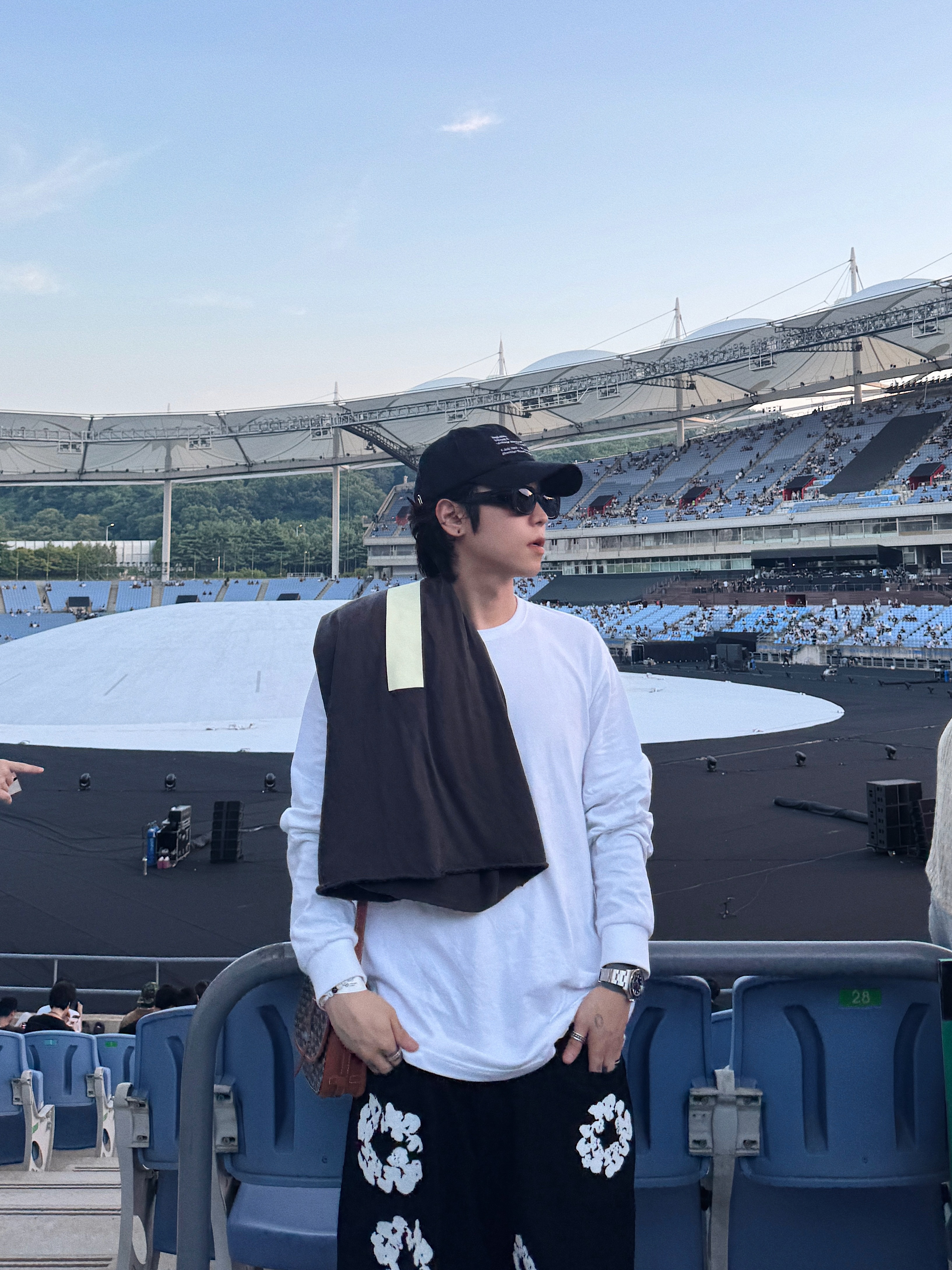 Off-White x Post Archive Faction Figures of Speech Cap Right Black, Yeezy One Box T-Shirt Black 착용 스타일 - 4