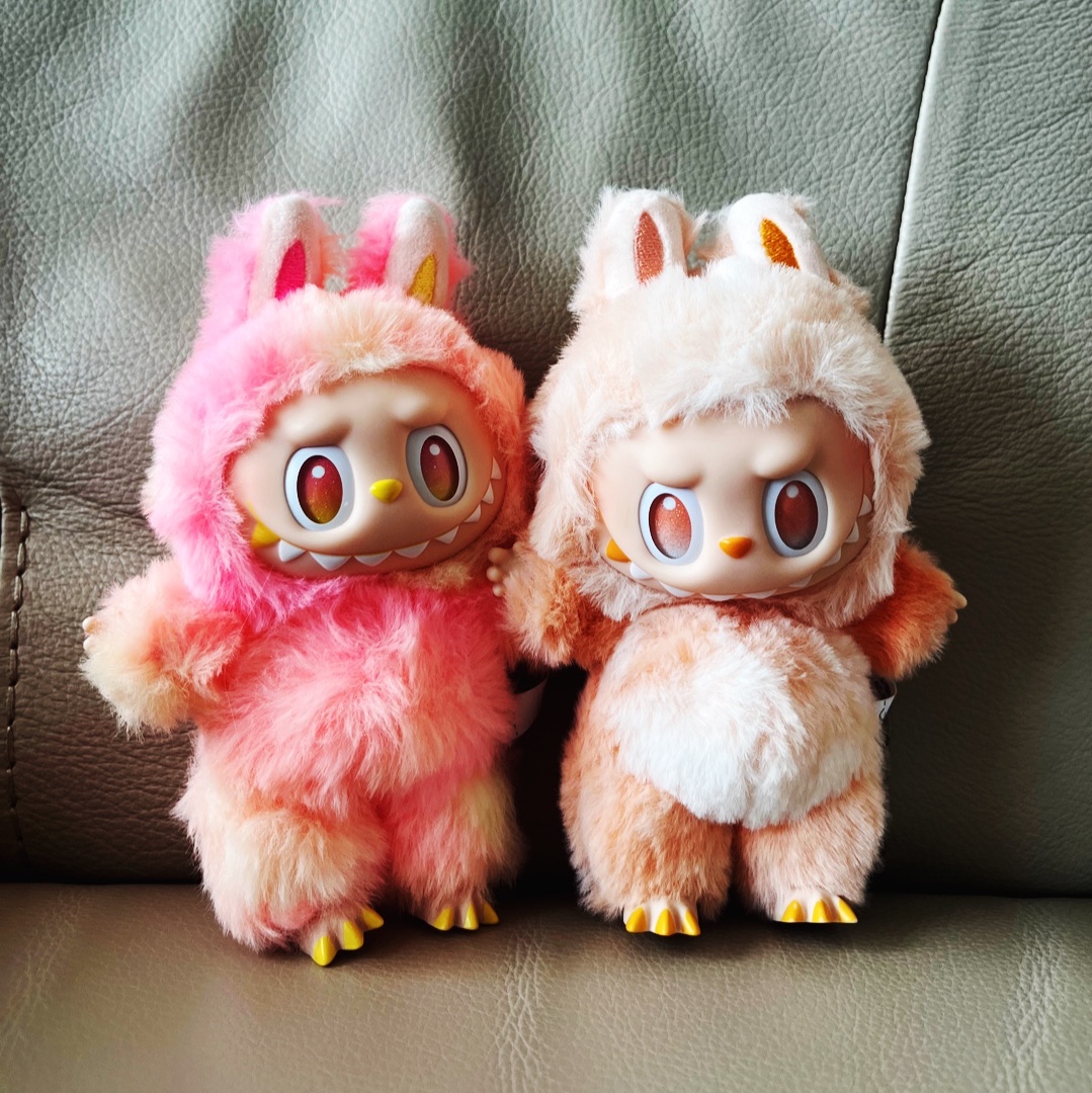 Pop Mart Labubu The Monsters Highlight Series Sealed Case (Bundle of 2/1 Blind Box) 착용 스타일