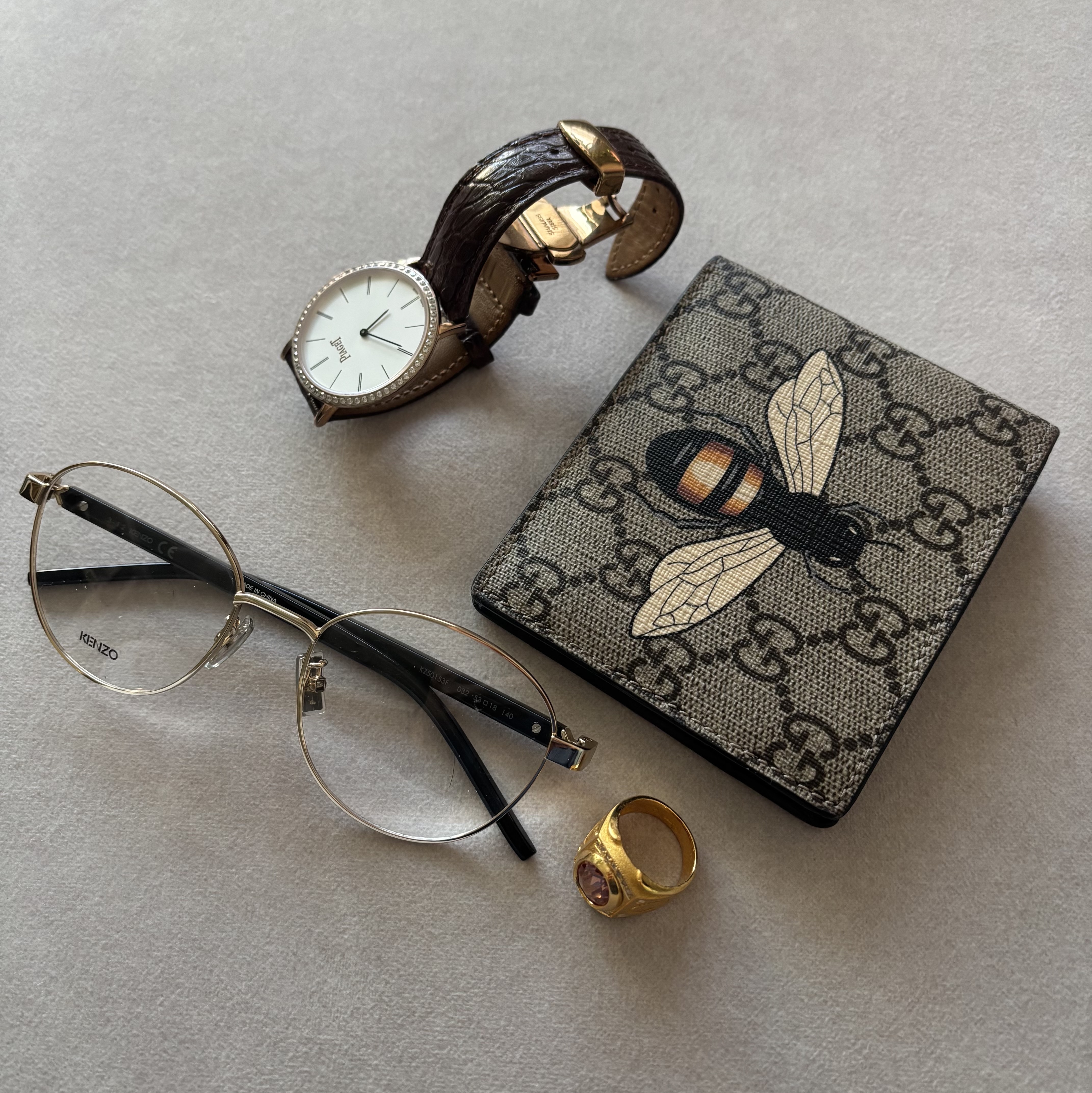 Gucci Bestiary Bee Print GG Supreme Wallet Beige Ebony 착용 스타일