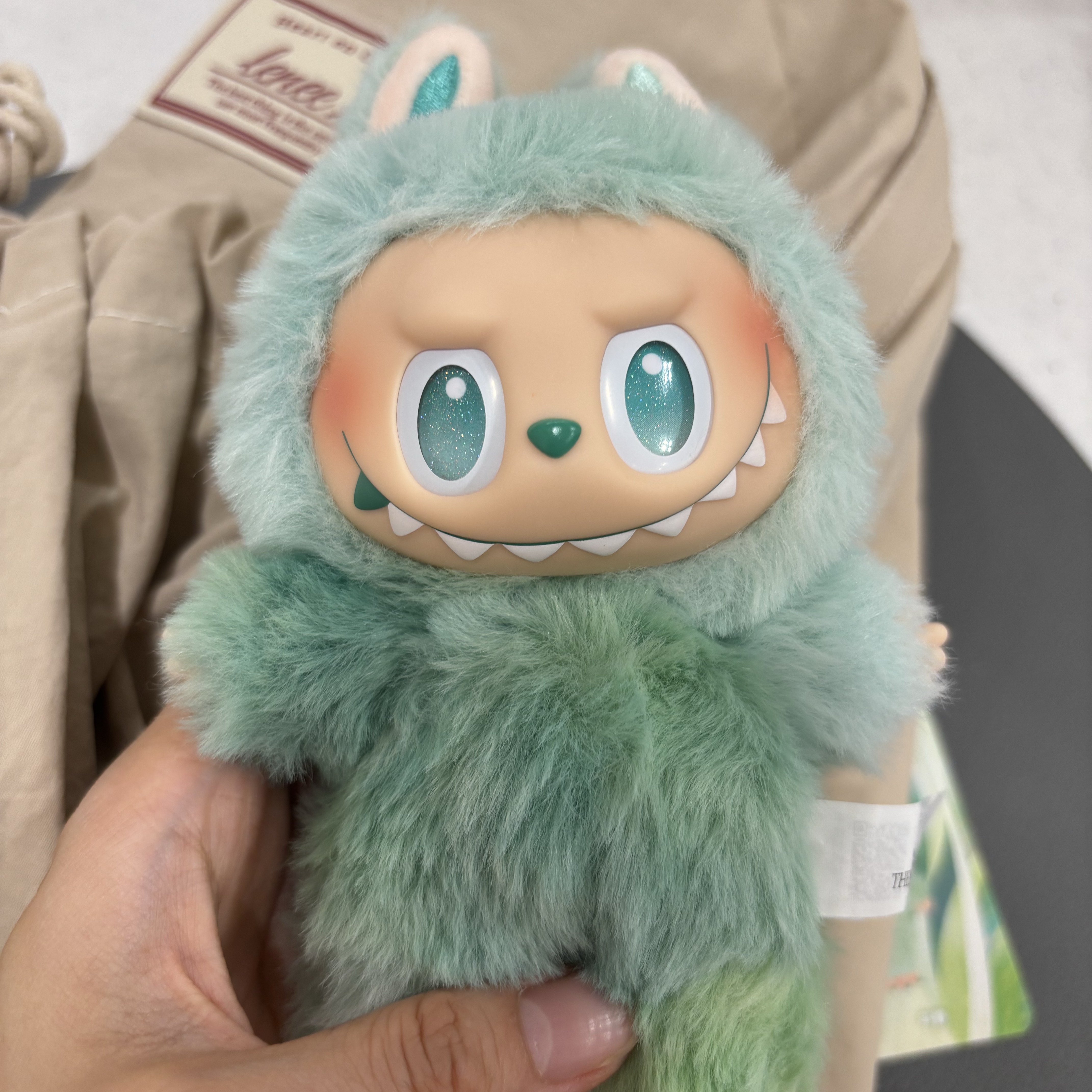 Pop Mart Labubu The Monsters Highlight Series Sealed Case (1 Blind Box) 착용 스타일