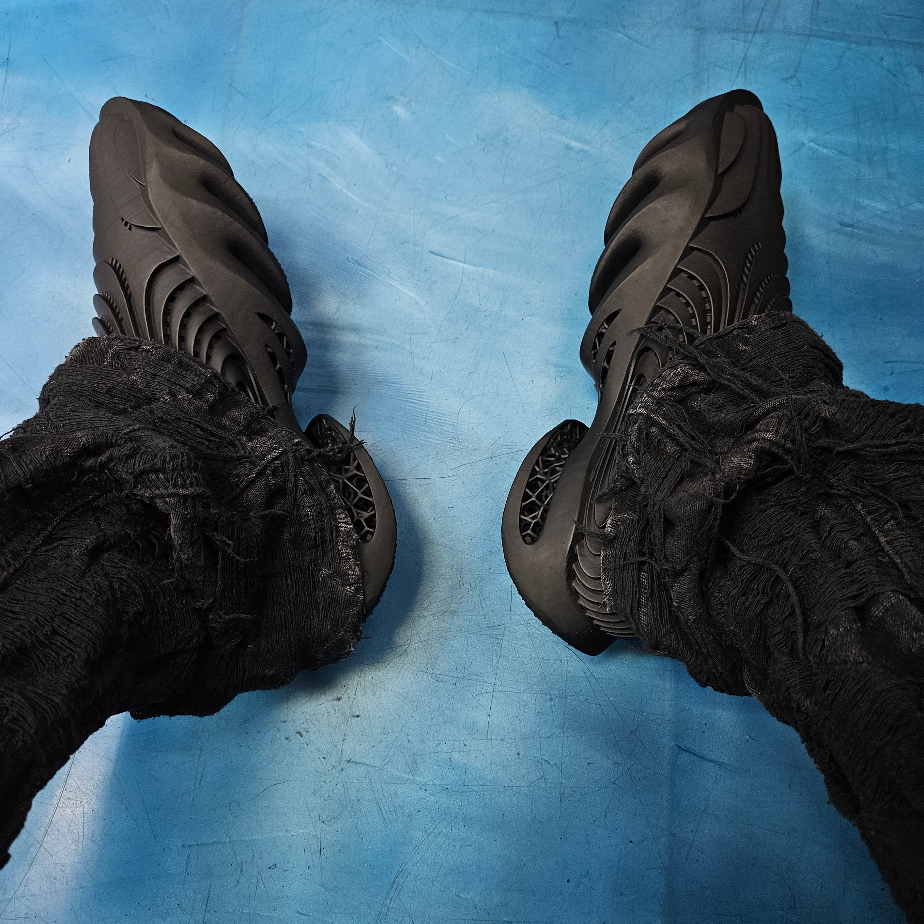 Aliveform Stratum Fang Charcoal - 25SS 착용 스타일 - 2