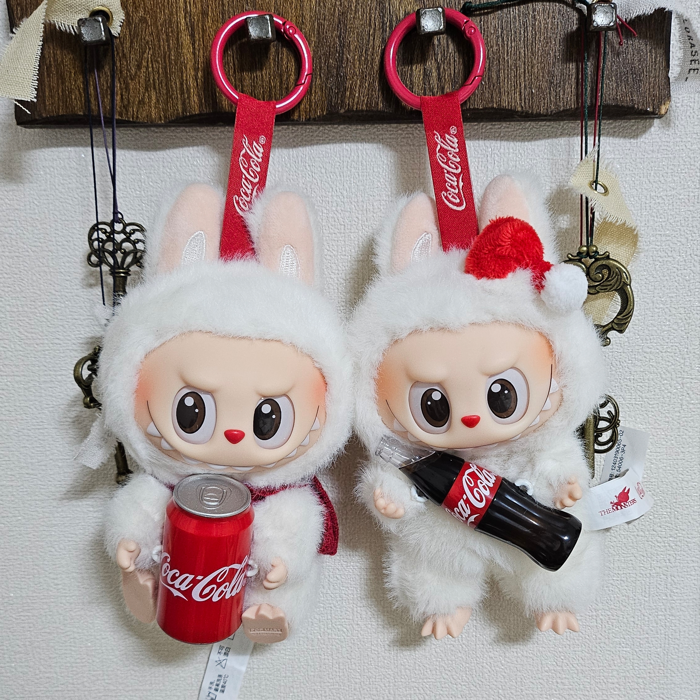 Pop Mart Labubu Coca Cola Series Keyring Sealed Case (6 Blind Boxes) 착용 스타일