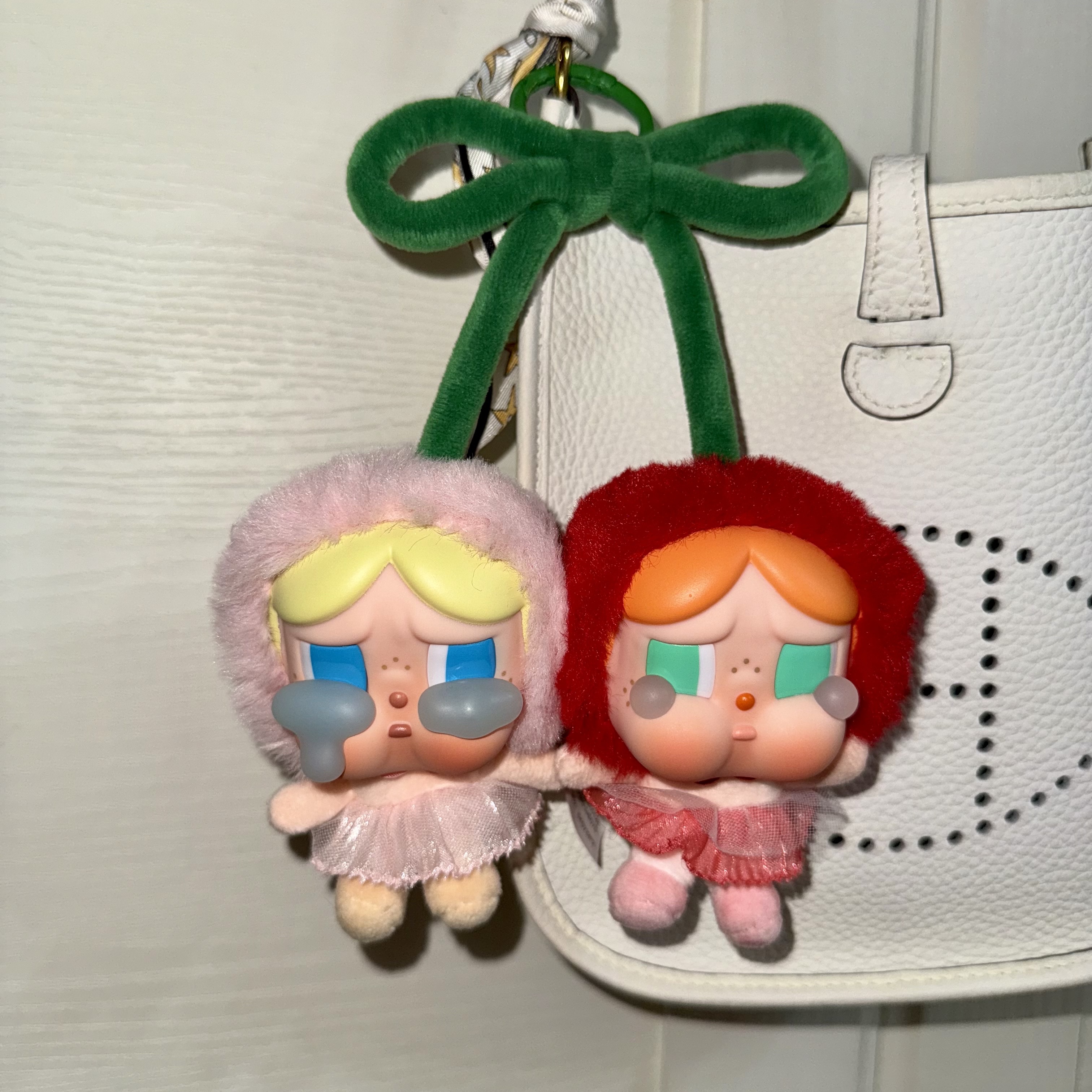 Pop Mart Crybaby Crying For Love Series Vinyl Plush 착용 스타일
