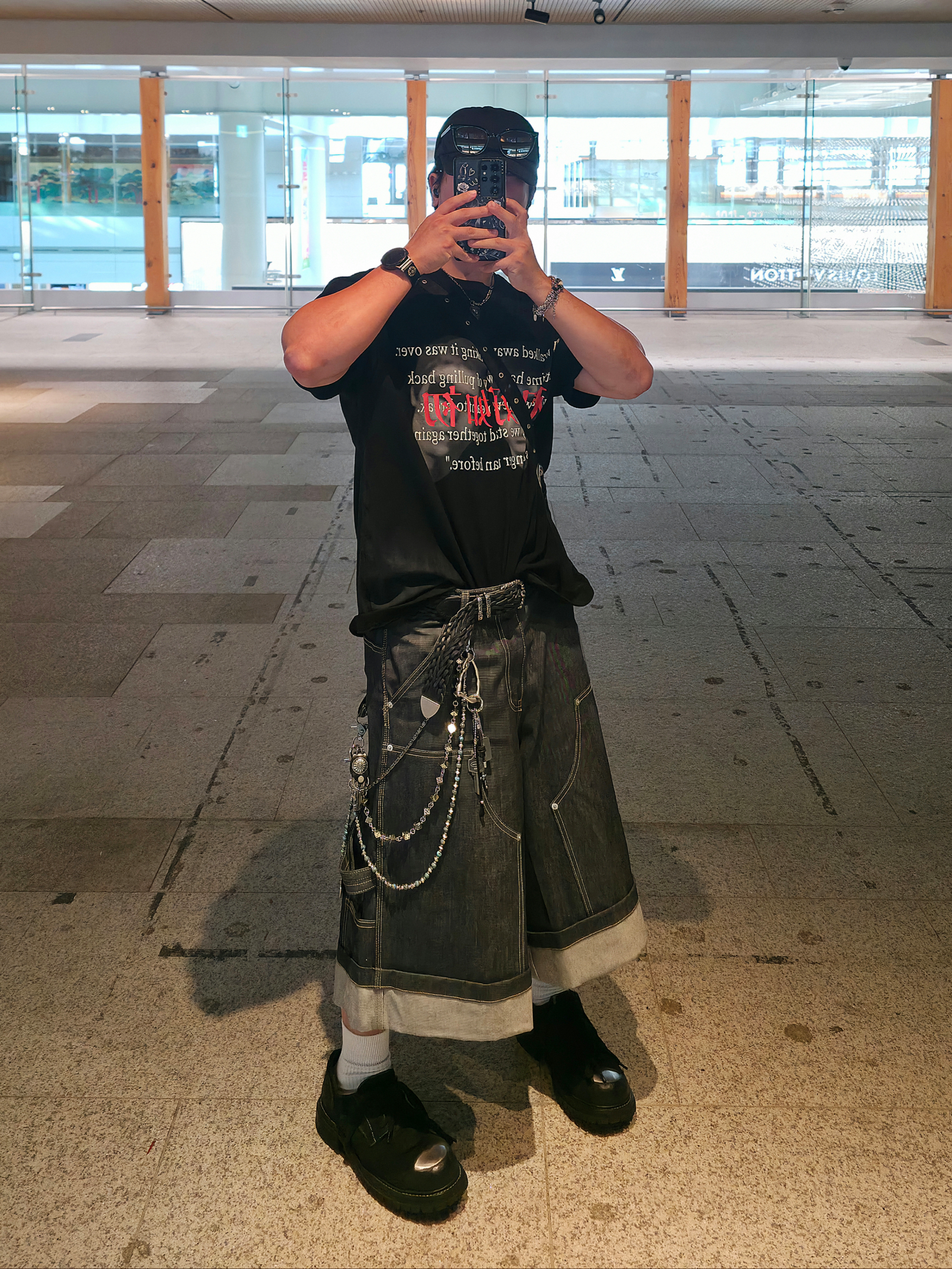 GRAILZ x KOIN SEOUL Back To Us T-Shirts Black, GRAILZ x KOIN SEOUL Carpenter Bermuda Denim Pants Indigo 착용 스타일 - 1