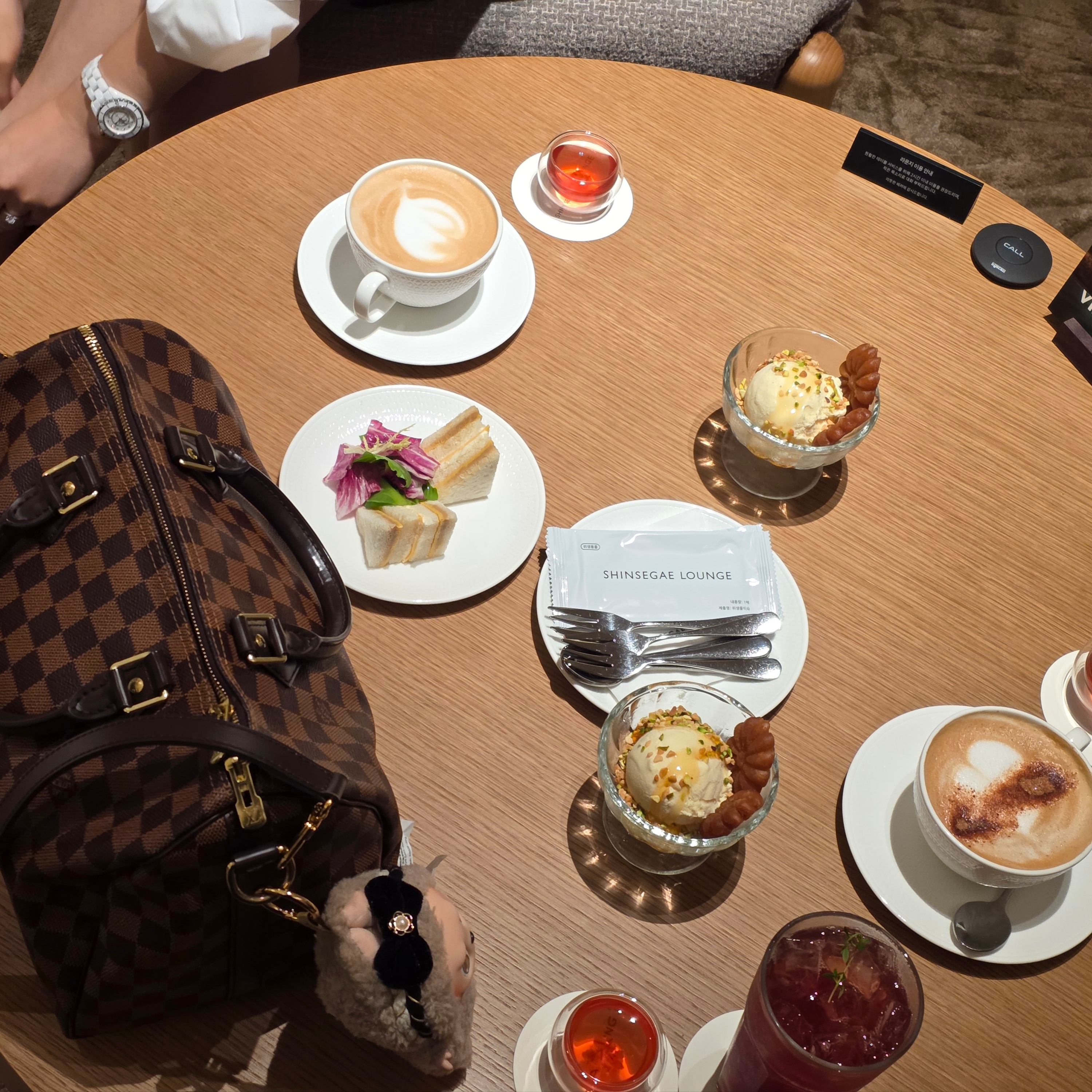 Pop Mart Labubu The Monsters Labubu Tasty Macarons Series Toffe Keyring, Louis Vuitton Speedy Bandouliere 25 Damier Ebene Damier Ebene 착용 스타일 - 2