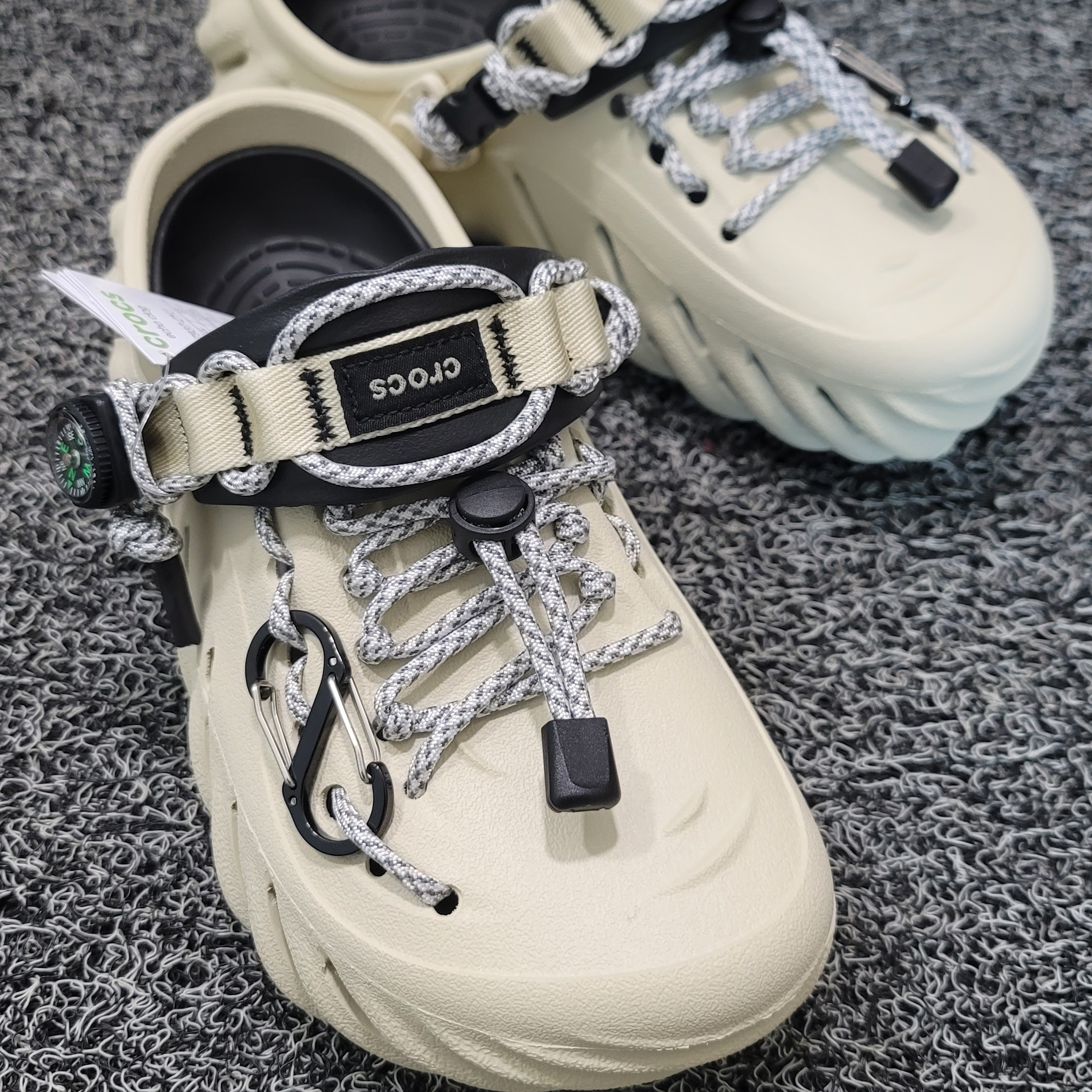 Crocs Echo Clog Bone Black 착용 스타일 - 3