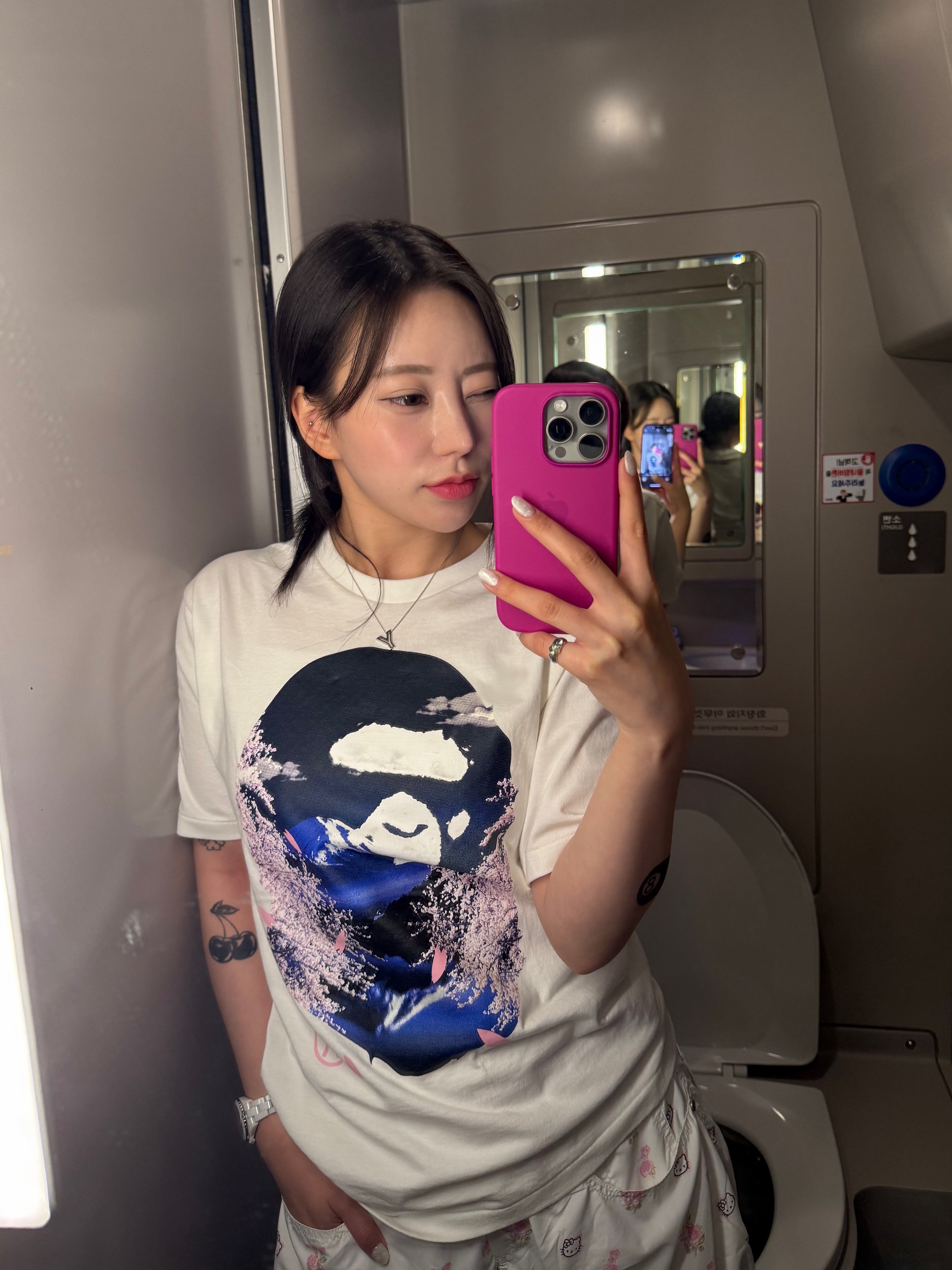 BAPE Sakura Photo Ape Head T-Shirt White, Open Yy x Hello Kitty Parachute Pants White 착용 스타일 - 2
