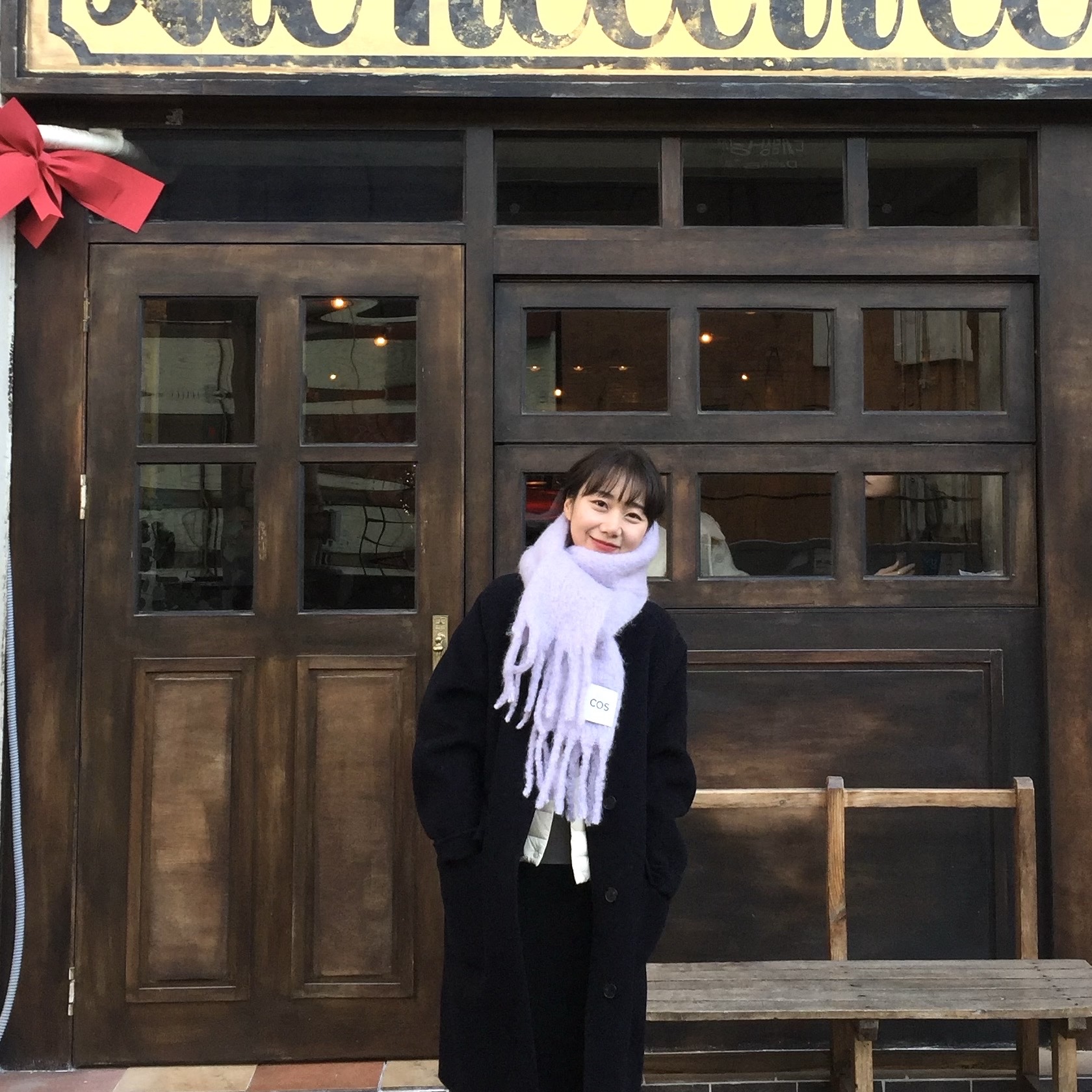 COS Oversized Mohair Blend Muffler Lilac 착용 스타일 - 1
