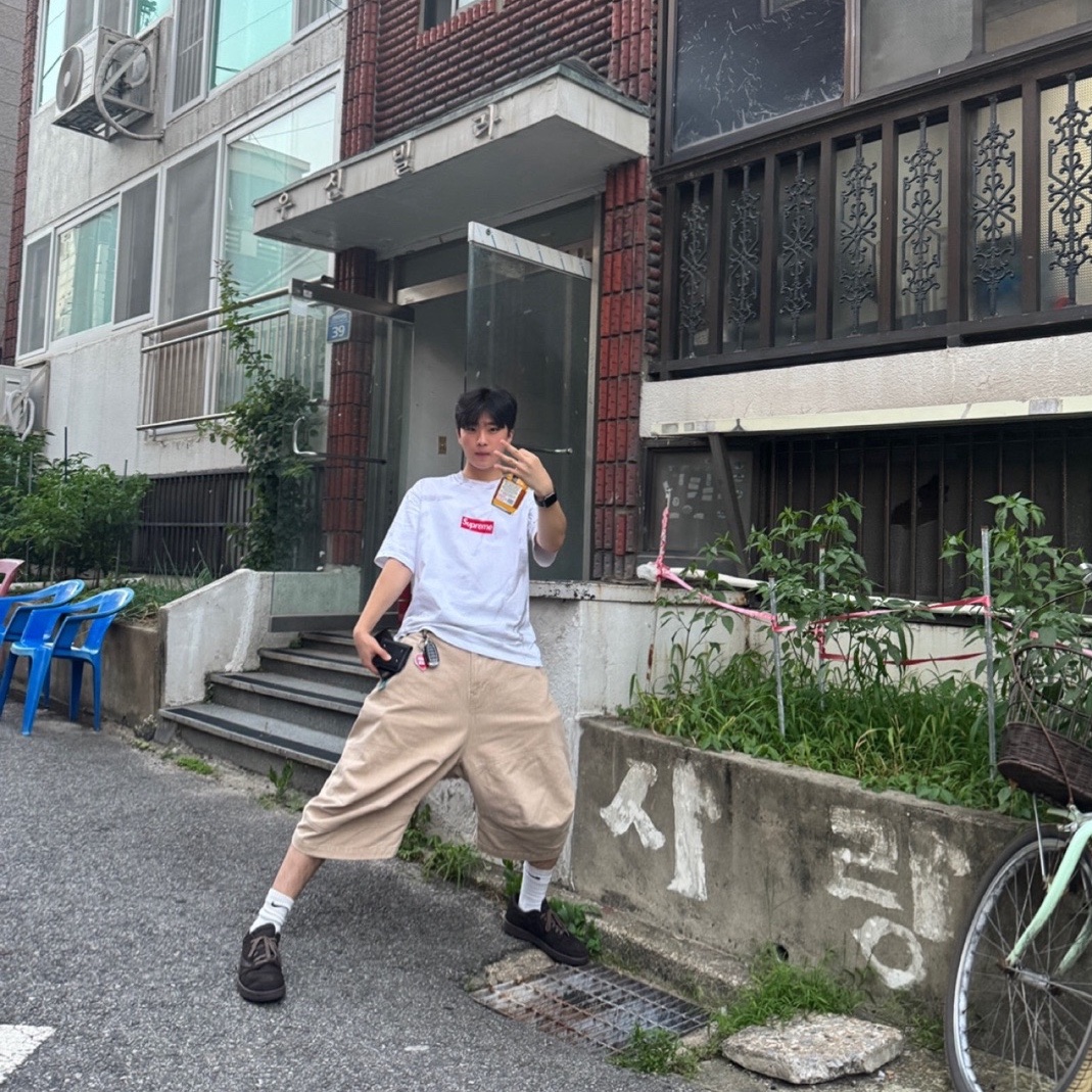 Jordan 1 x Travis Scott Retro Low OG SP Velvet Brown and Dark Mocha, Supreme x MM6 Maison Margiela Box Logo T-Shirt White - 24SS 착용 스타일 - 3