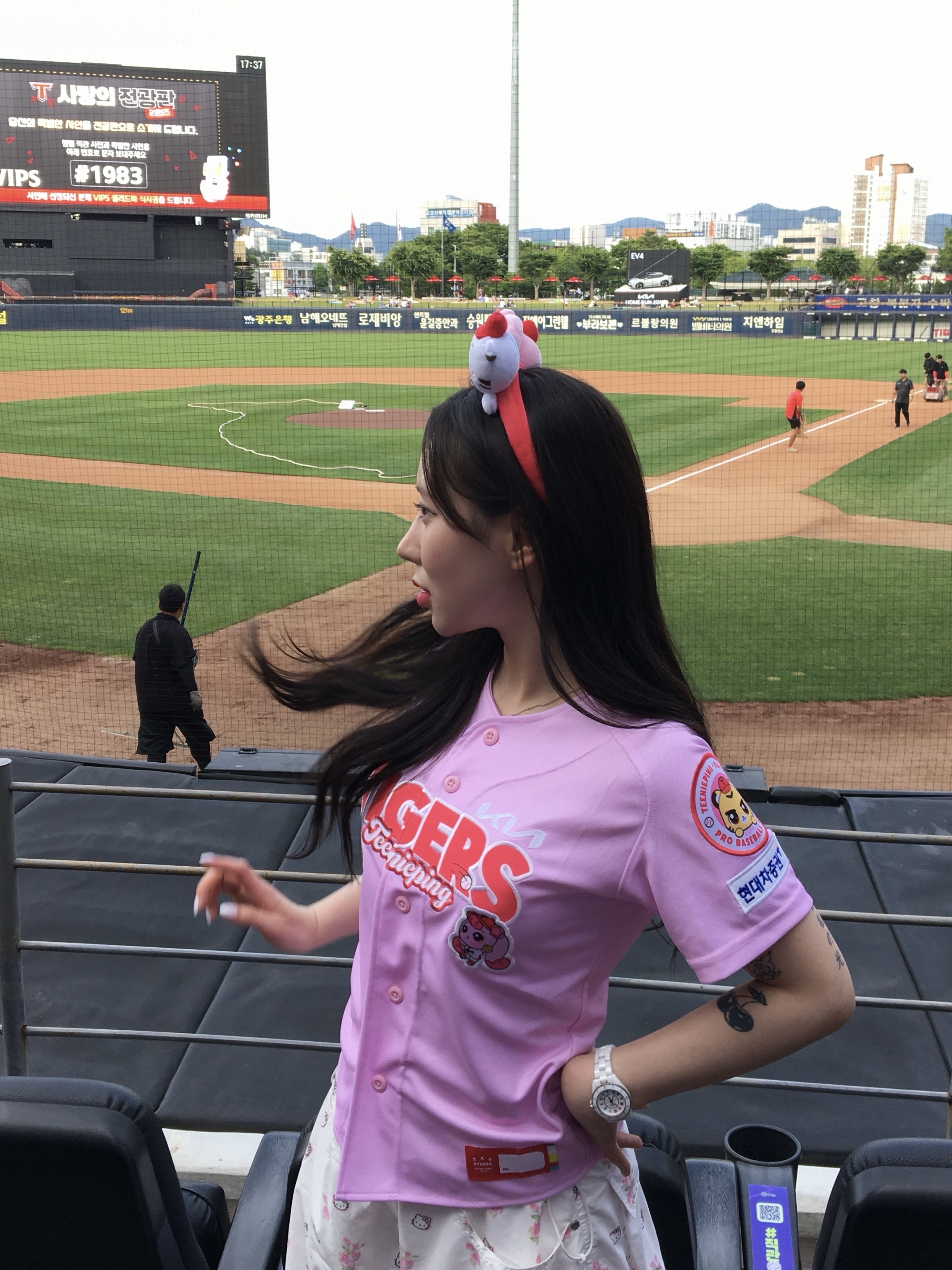 Kia Tigers x Catch! Teenieping x IAB Studio 25 Authentic Teenieping Uniform Kids Pink (Non Marking Ver.), Kia Tigers x Catch! Teenieping x IAB Studio 25 Authentic Teenieping Uniform Pink (Non Marking Ver.) 착용 스타일 - 2