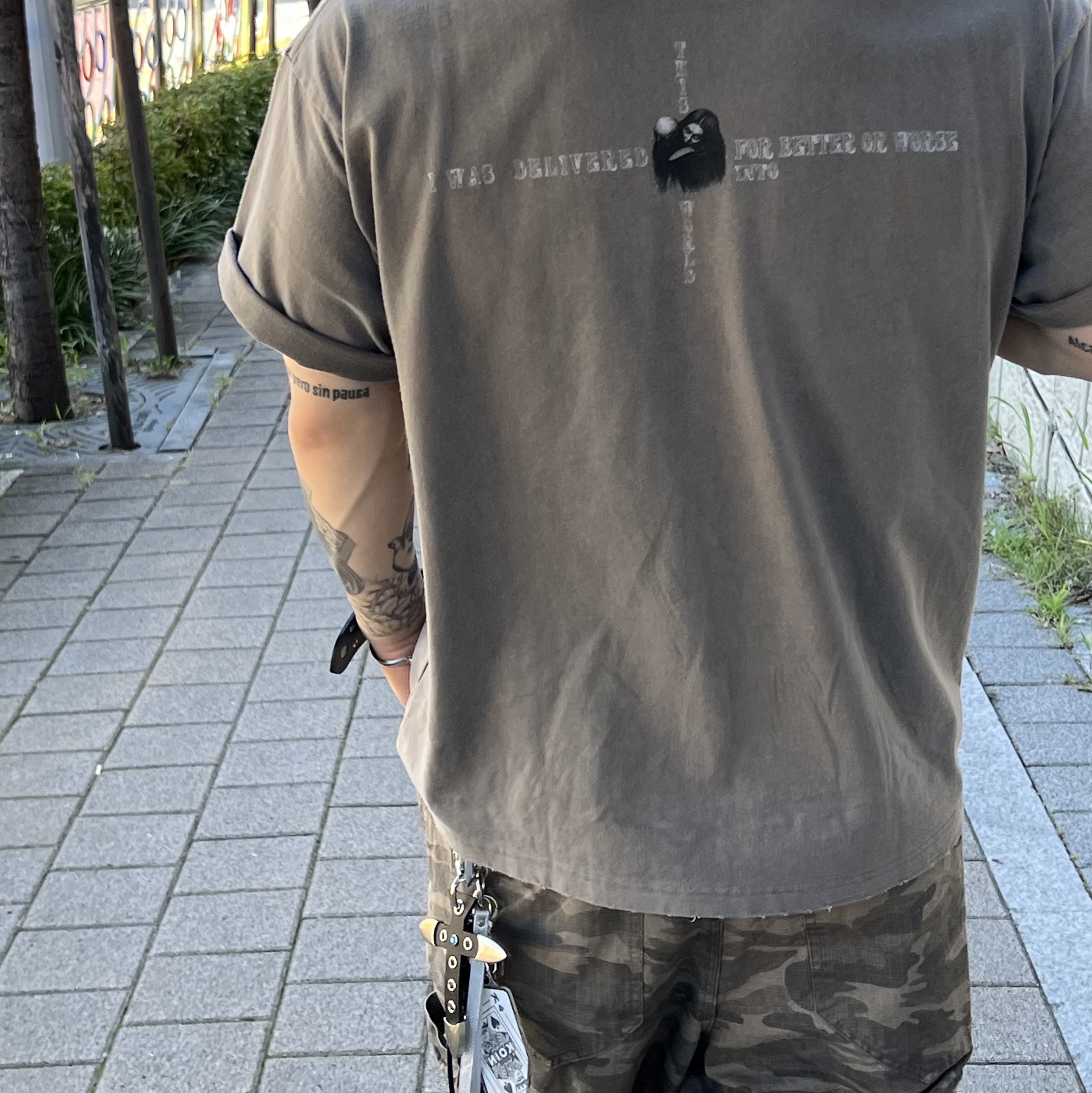 Awende Red Veil T-shirt Charcoal, [KREAM Exclusive] Kamien Titan Baggy Pants Kream Camo 착용 스타일 - 8