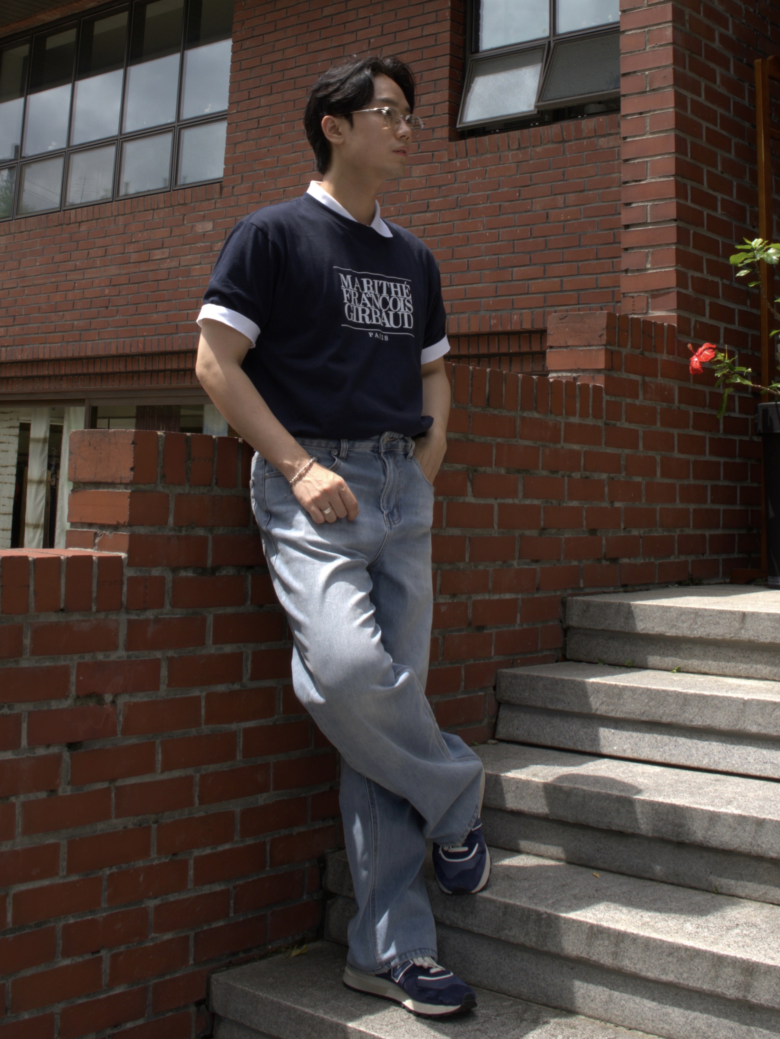 Marithe Francois Girbaud Classic Logo T-Shirt Black, New Balance 574 Legacy Navy 착용 스타일 - 1