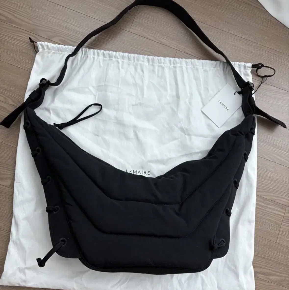 Lemaire Medium Soft Game Bag Nylon Canvas Black 착용 스타일