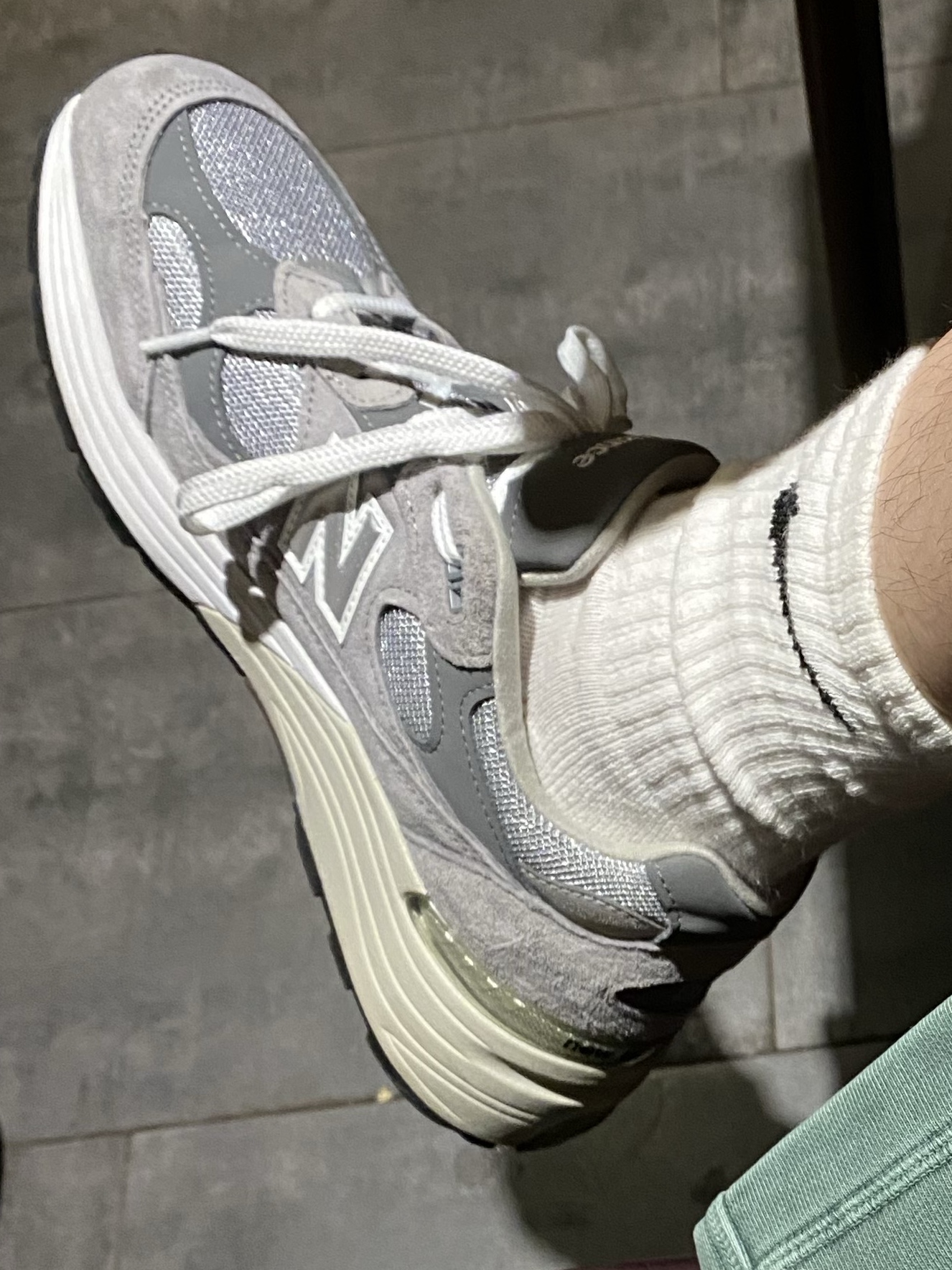 New Balance 992 Made in USA Core Grey Silver Metallic, Nike Everyday Lightweight Training Crew Socks White (3 Pack/Korean Ver.) 착용 스타일 - 3