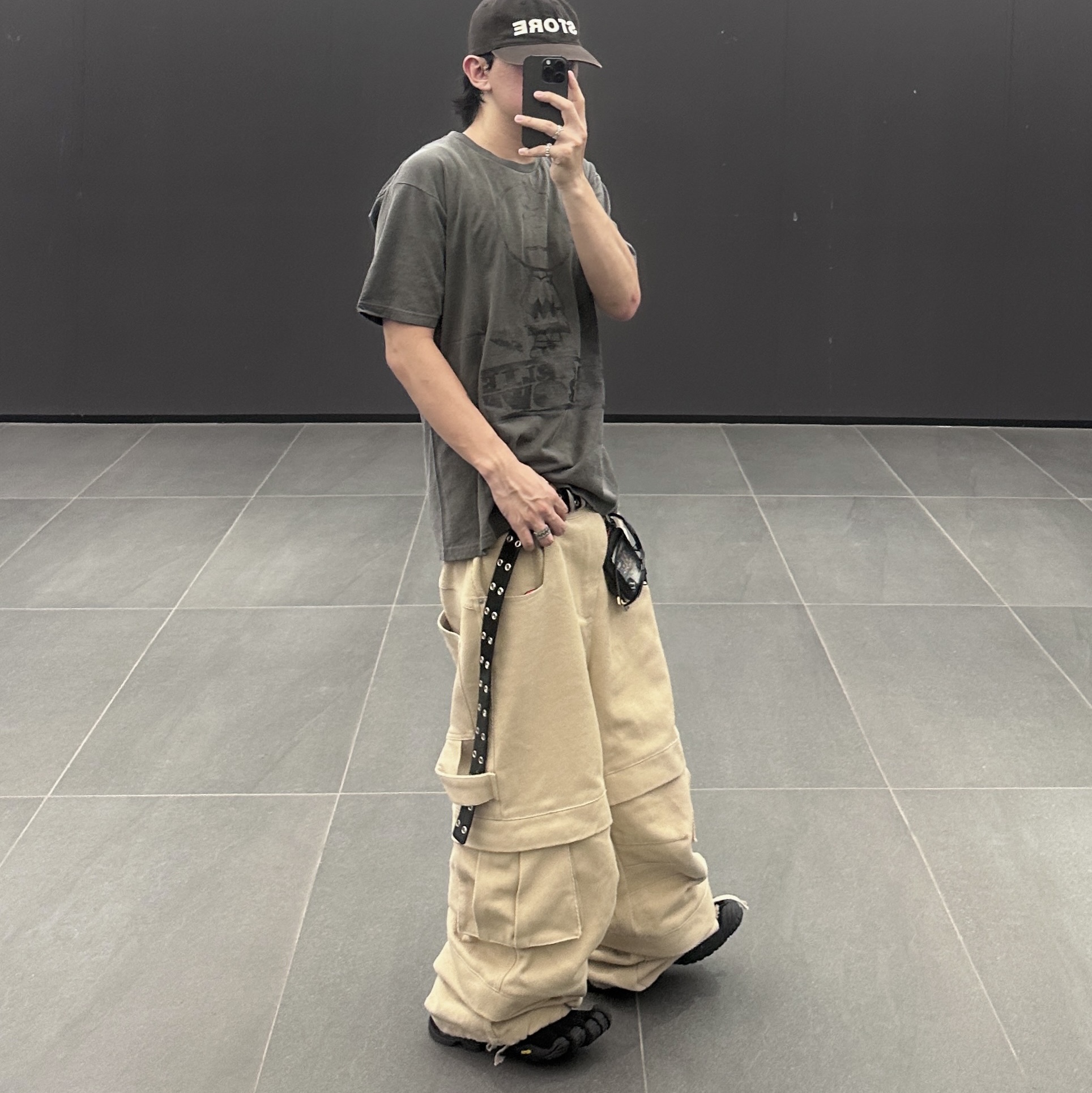 Kamien Titan Baggy Pants Beige, Balenciaga Toe Lace-Up Vibram Sneakers Black 착용 스타일 - 1