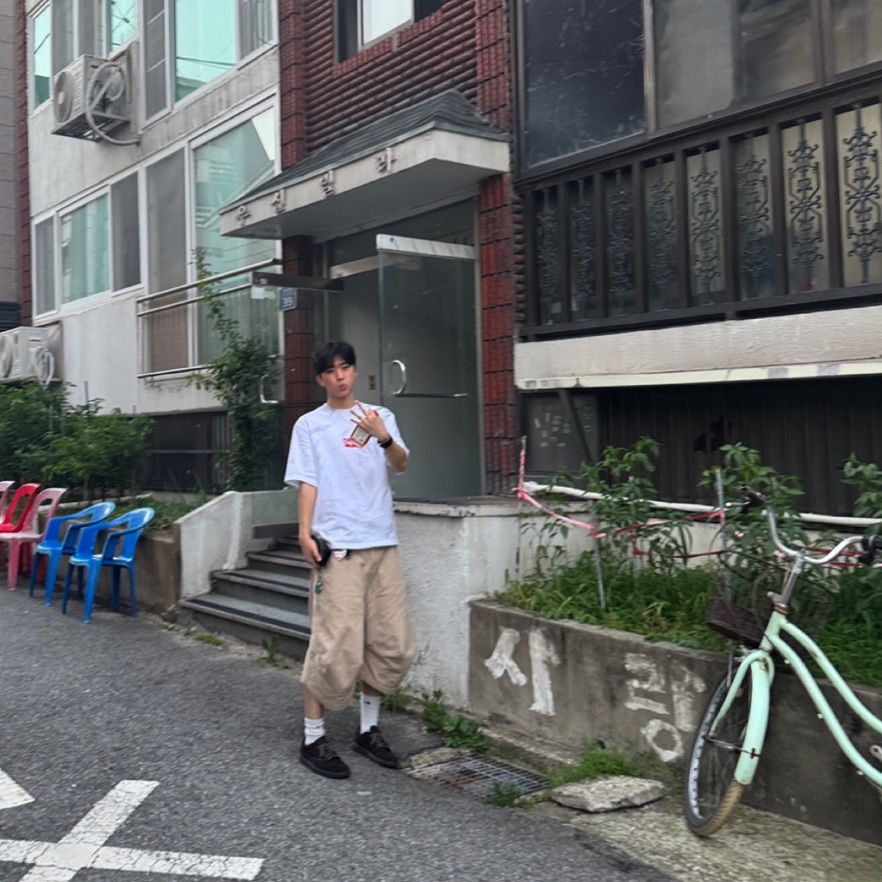 Jordan 1 x Travis Scott Retro Low OG SP Velvet Brown and Dark Mocha, Supreme x MM6 Maison Margiela Box Logo T-Shirt White - 24SS 착용 스타일 - 2