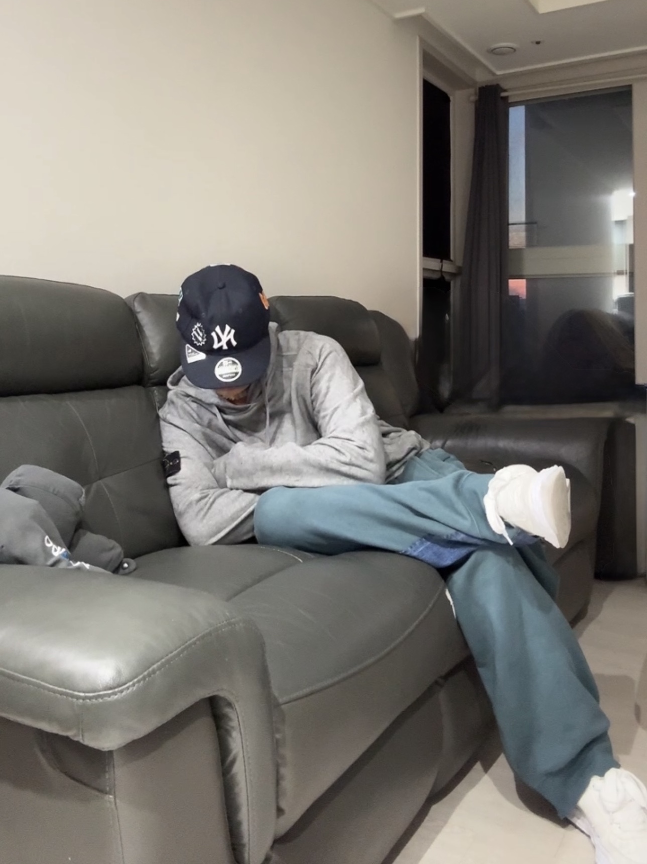 Maison Mihara Yasuhi Wayne OG Sole Sneakers White, Stone Island 6100045 Organic Cotton Fleece Sweatshirt with Drawstring Hood and Pockets Dust Grey Melange - 25SS 착용 스타일
