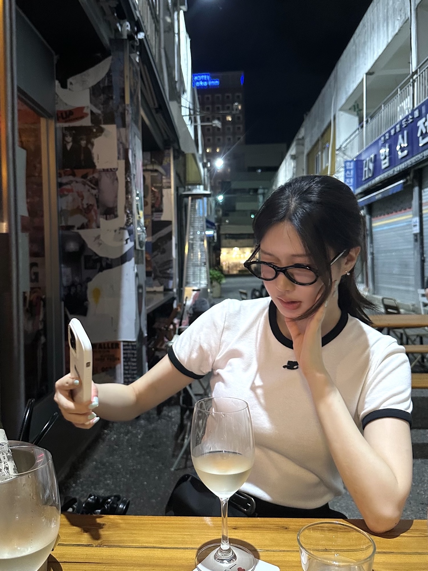 (W) Courreges Reedition Bumpy Contrast T-Shirt Heritage White Black 착용 스타일