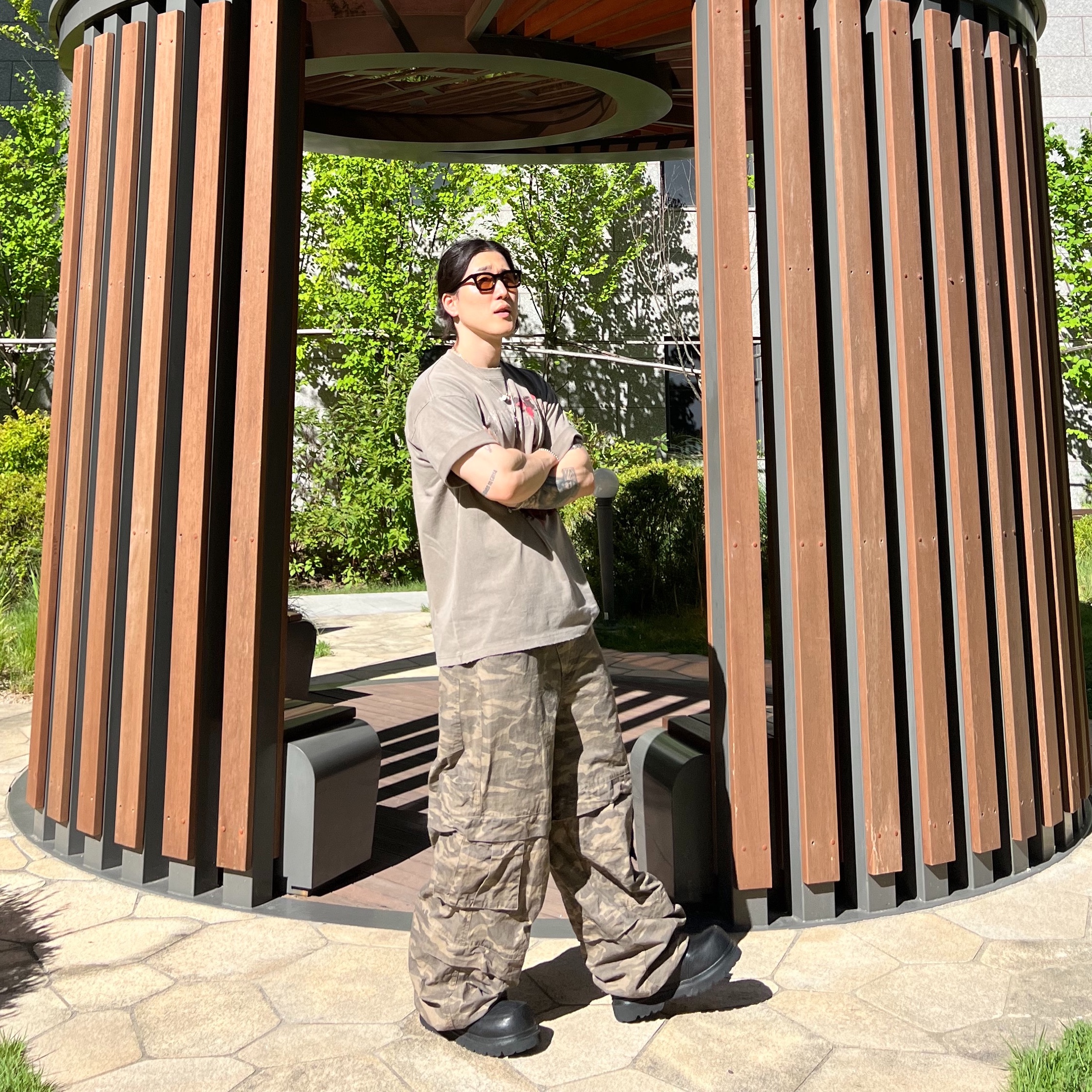 Awende Red Veil T-shirt Charcoal, [KREAM Exclusive] Kamien Titan Baggy Pants Kream Camo 착용 스타일 - 4