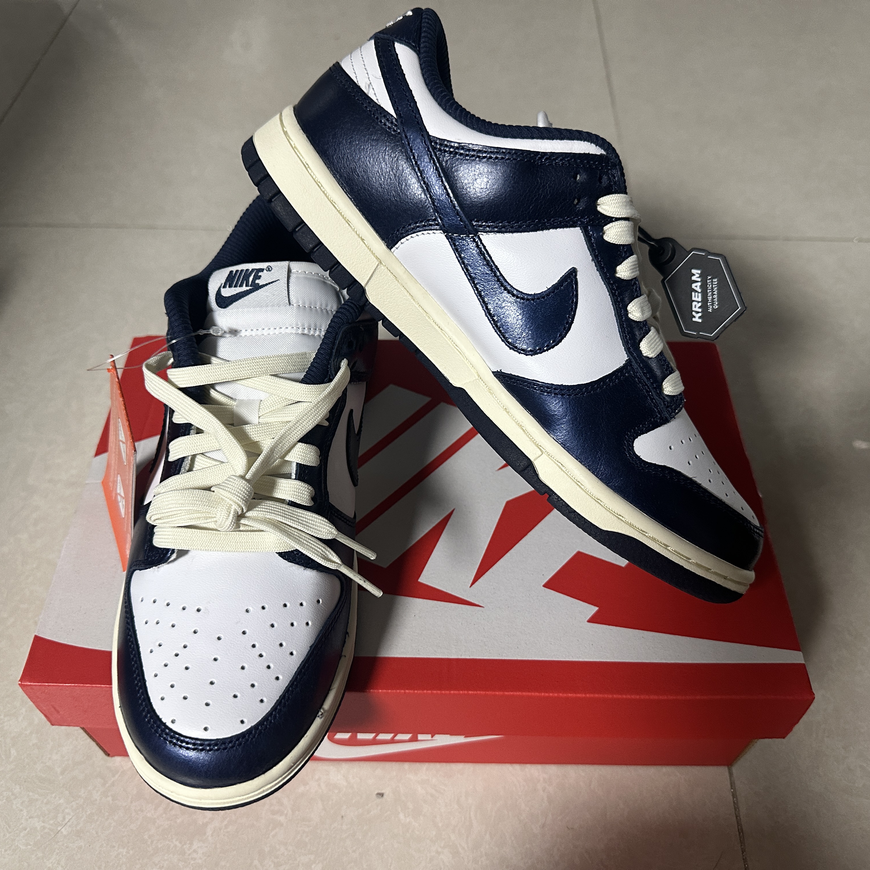 (W) Nike Dunk Low PRM Midnight Navy and White 착용 스타일