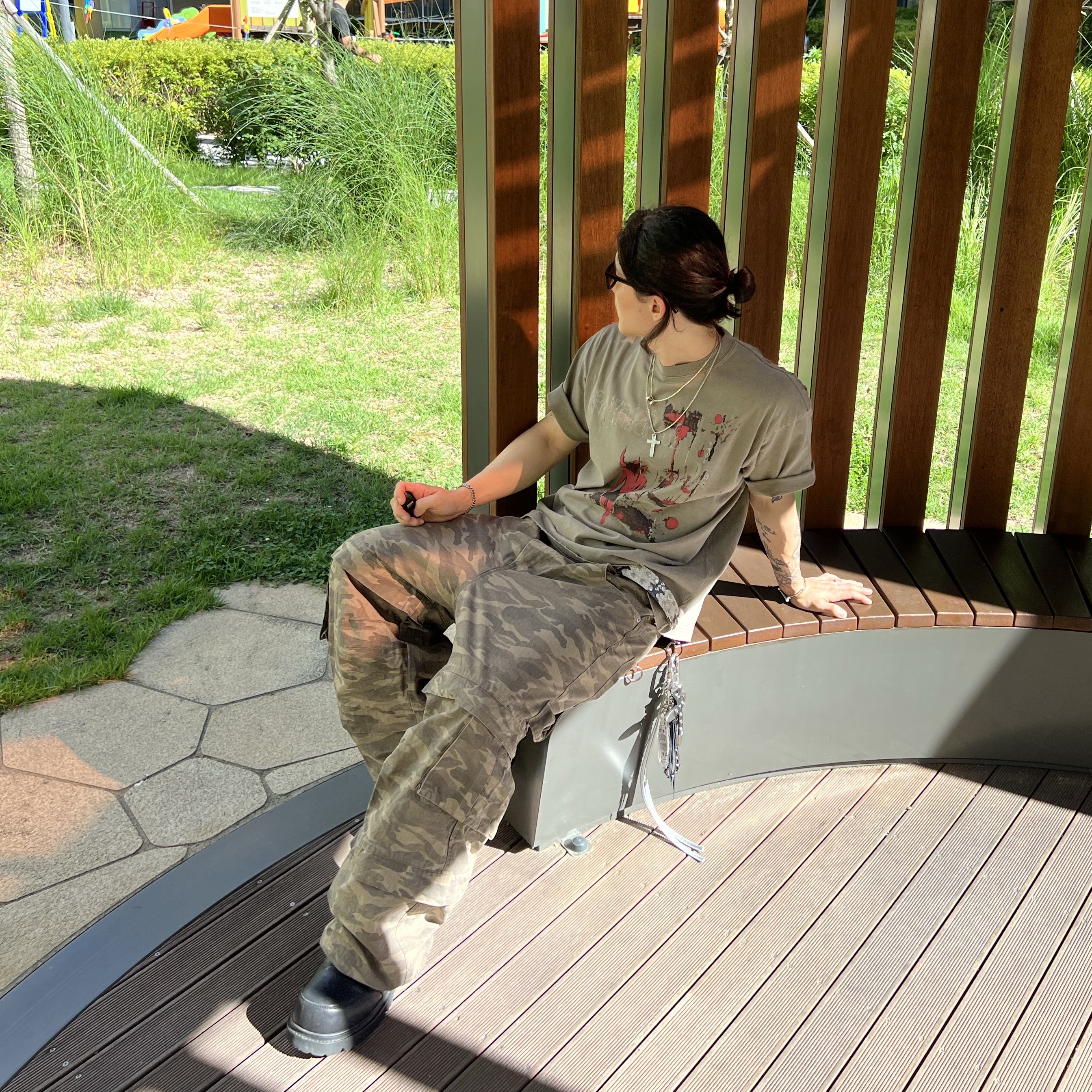 Awende Red Veil T-shirt Charcoal, [KREAM Exclusive] Kamien Titan Baggy Pants Kream Camo 착용 스타일 - 6