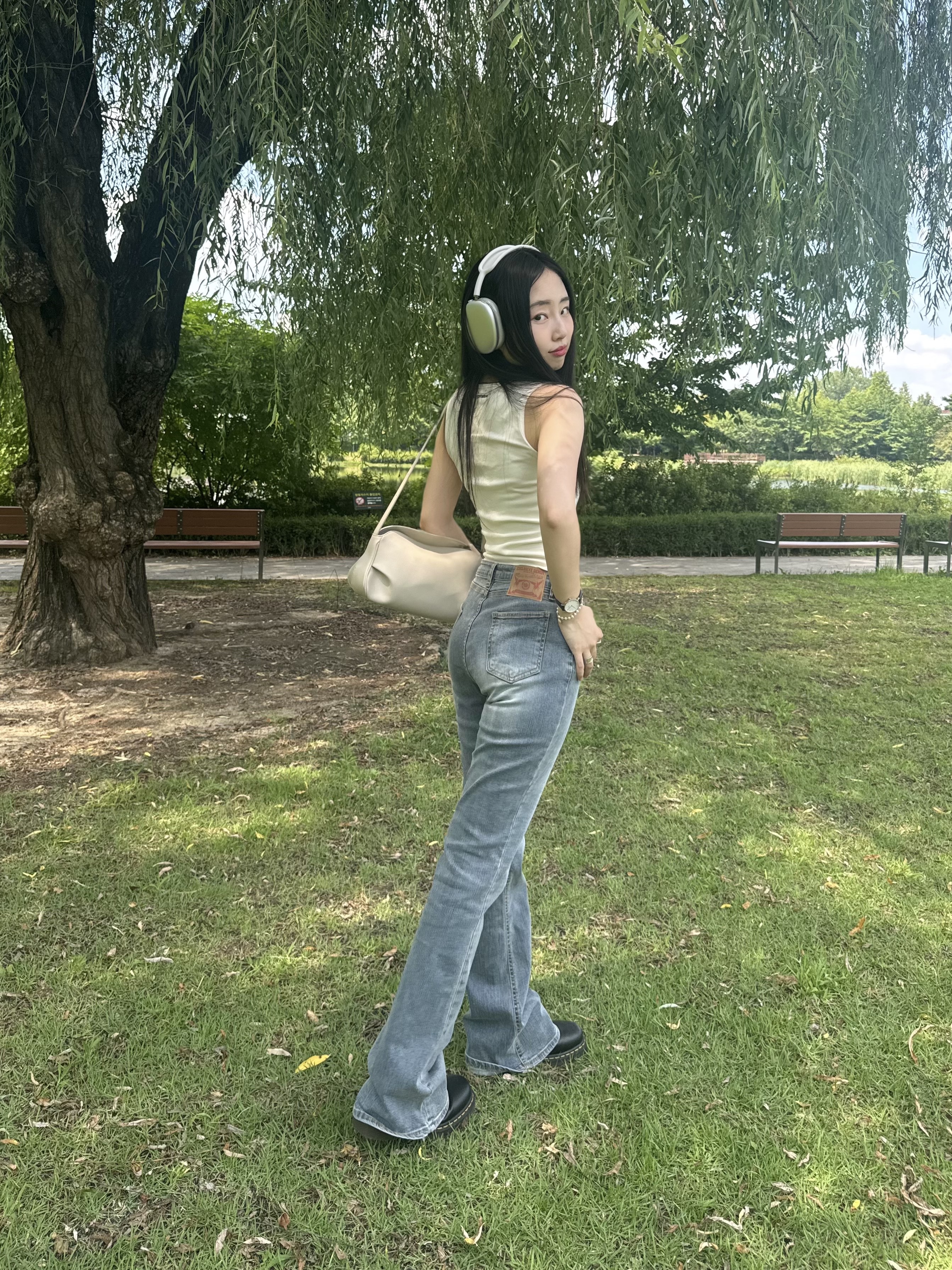 Dr. Martens 1461 Smooth Black, Apple AirPods Max Lightning Silver (Korean Ver.) 착용 스타일 - 5