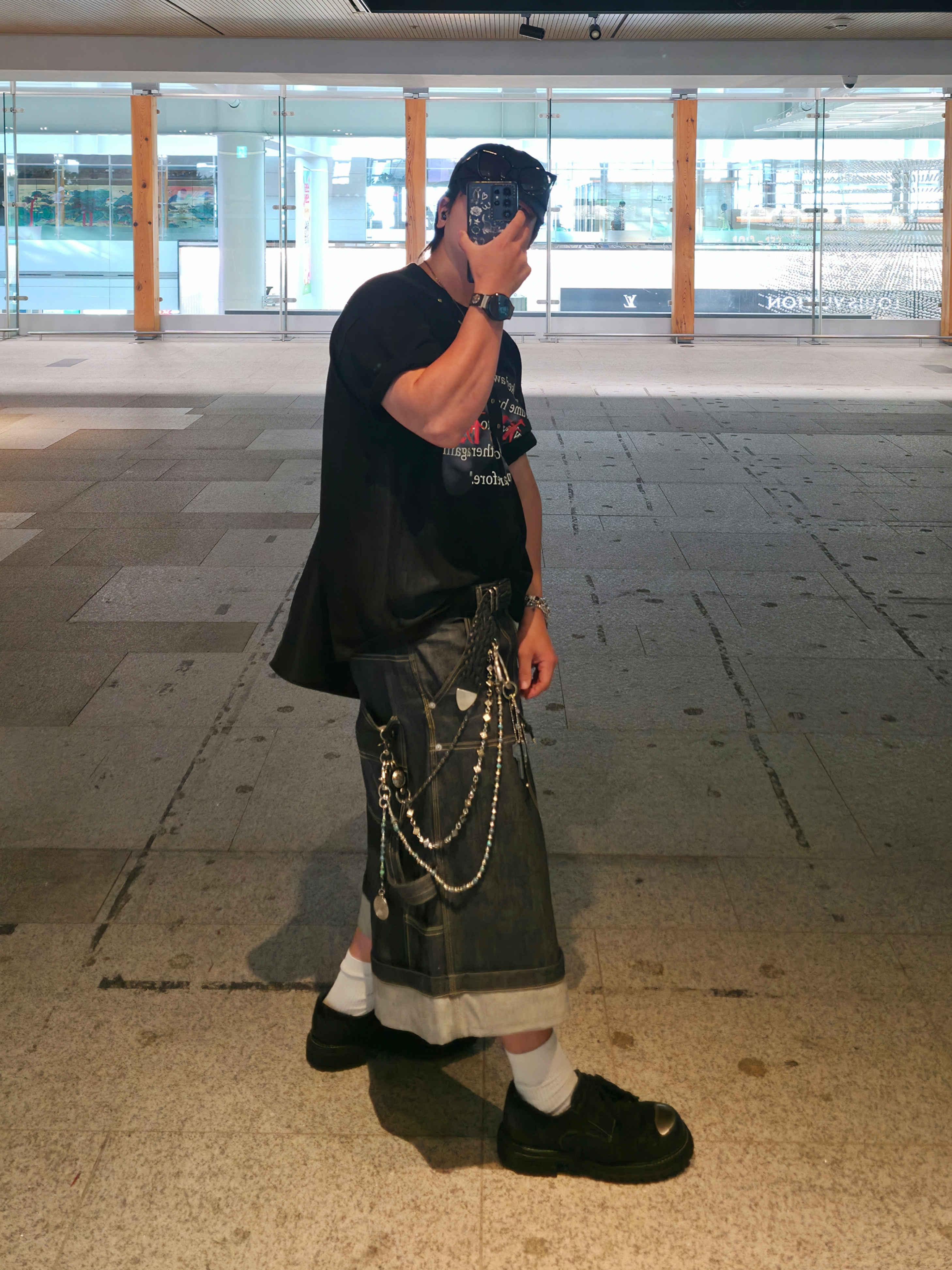 GRAILZ x KOIN SEOUL Back To Us T-Shirts Black, GRAILZ x KOIN SEOUL Carpenter Bermuda Denim Pants Indigo 착용 스타일 - 3