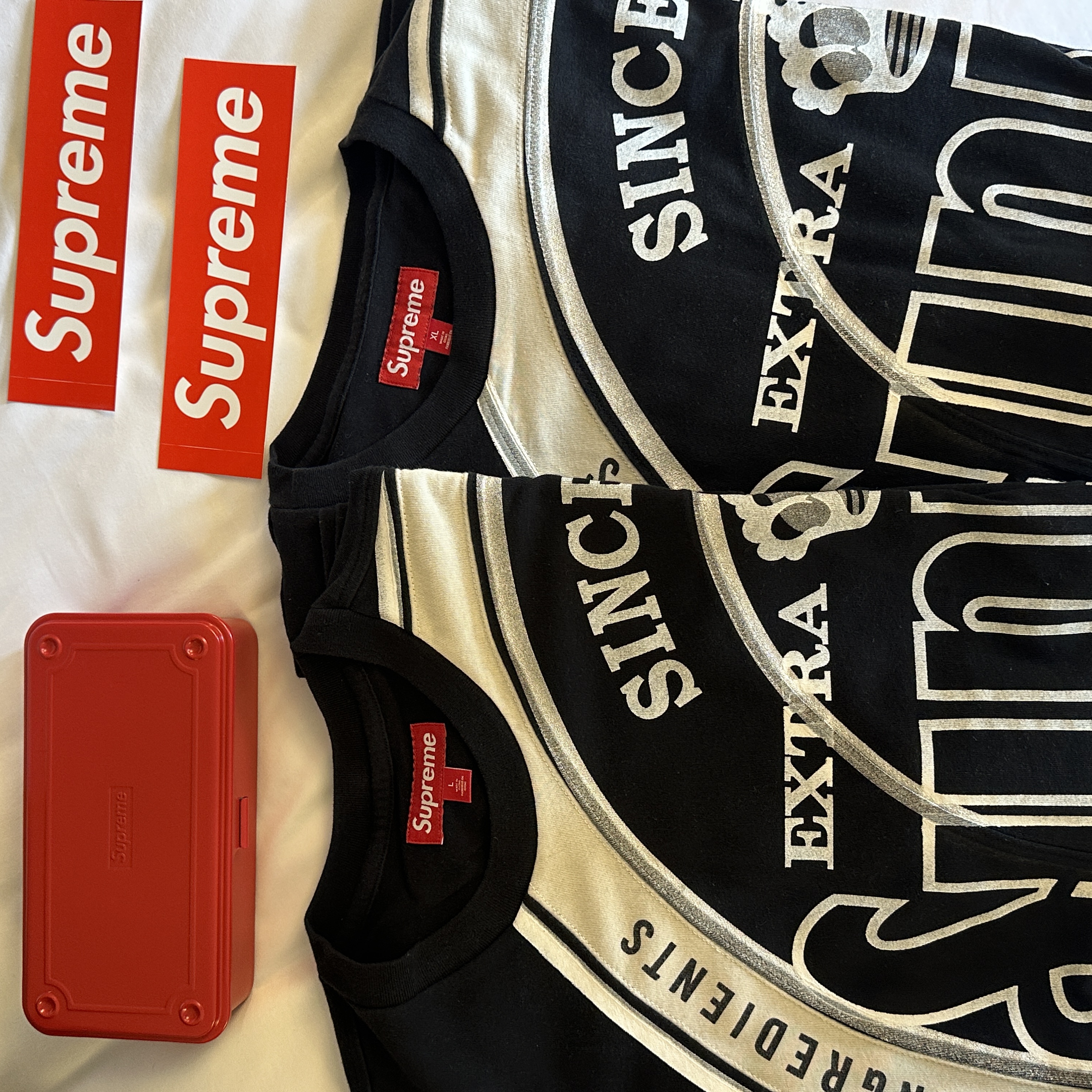 Supreme Lager S/S Top Black - 25SS, Supreme x Toyo Steel T-190 Mini Toolbox Red - 25SS 착용 스타일