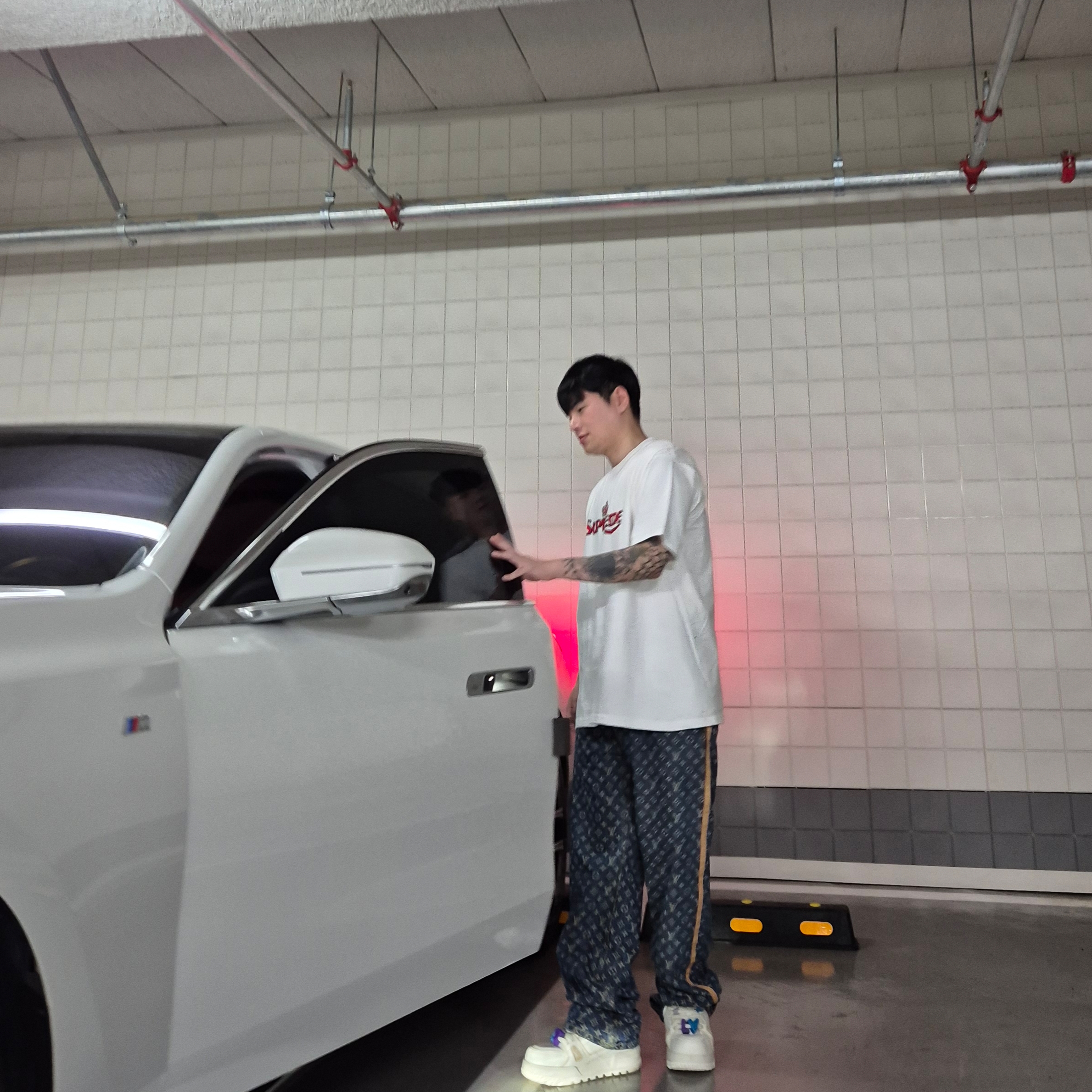 Louis Vuitton Monogram Denim Tailored Pants Indigo Blue, Supreme Crown T-Shirt White - 23SS 착용 스타일 - 1