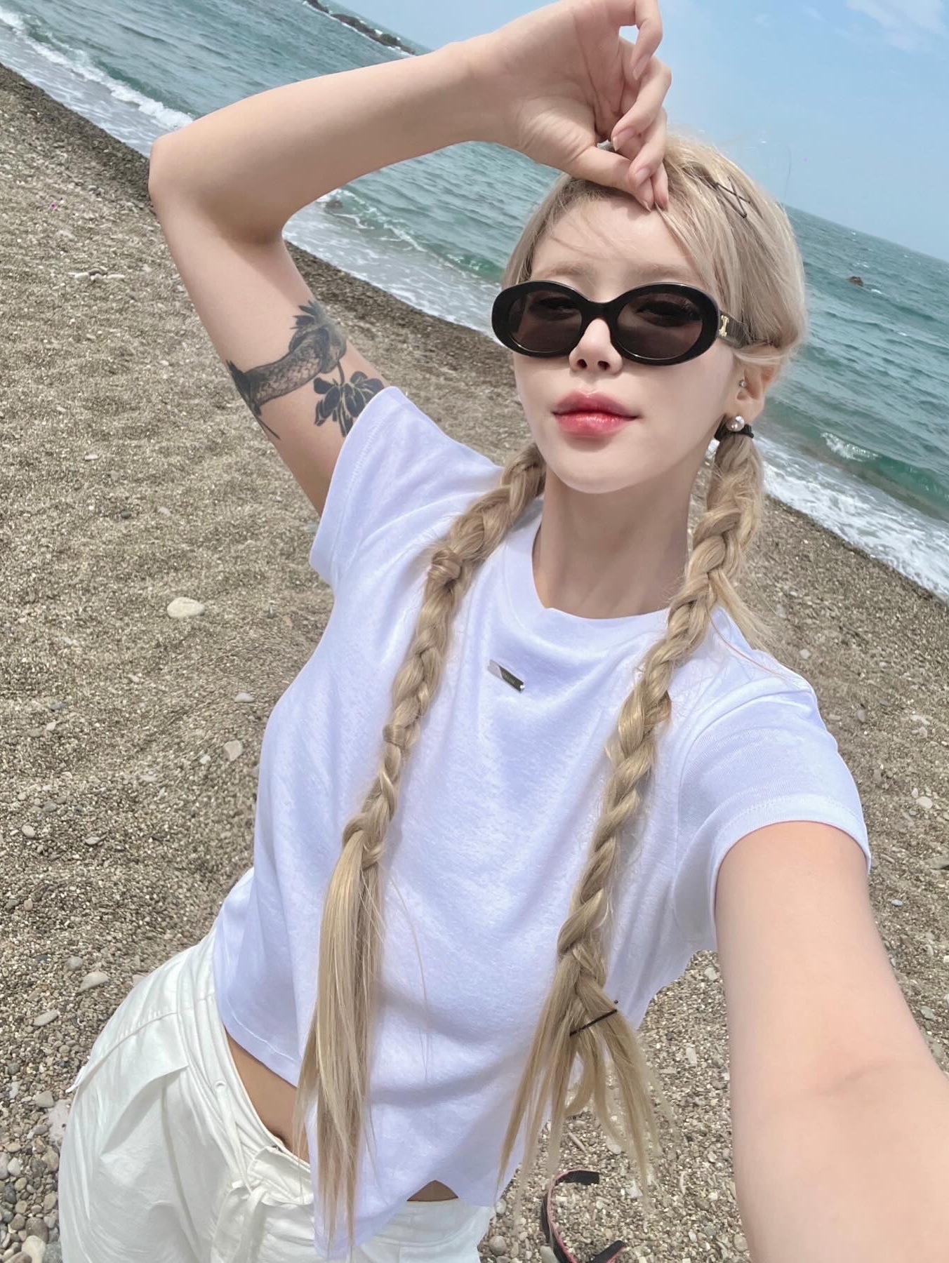(W) Celine Triomphe 01 Sunglasses in Acetate Black, Oofos x 10 Corso Como Original Black 착용 스타일 - 4