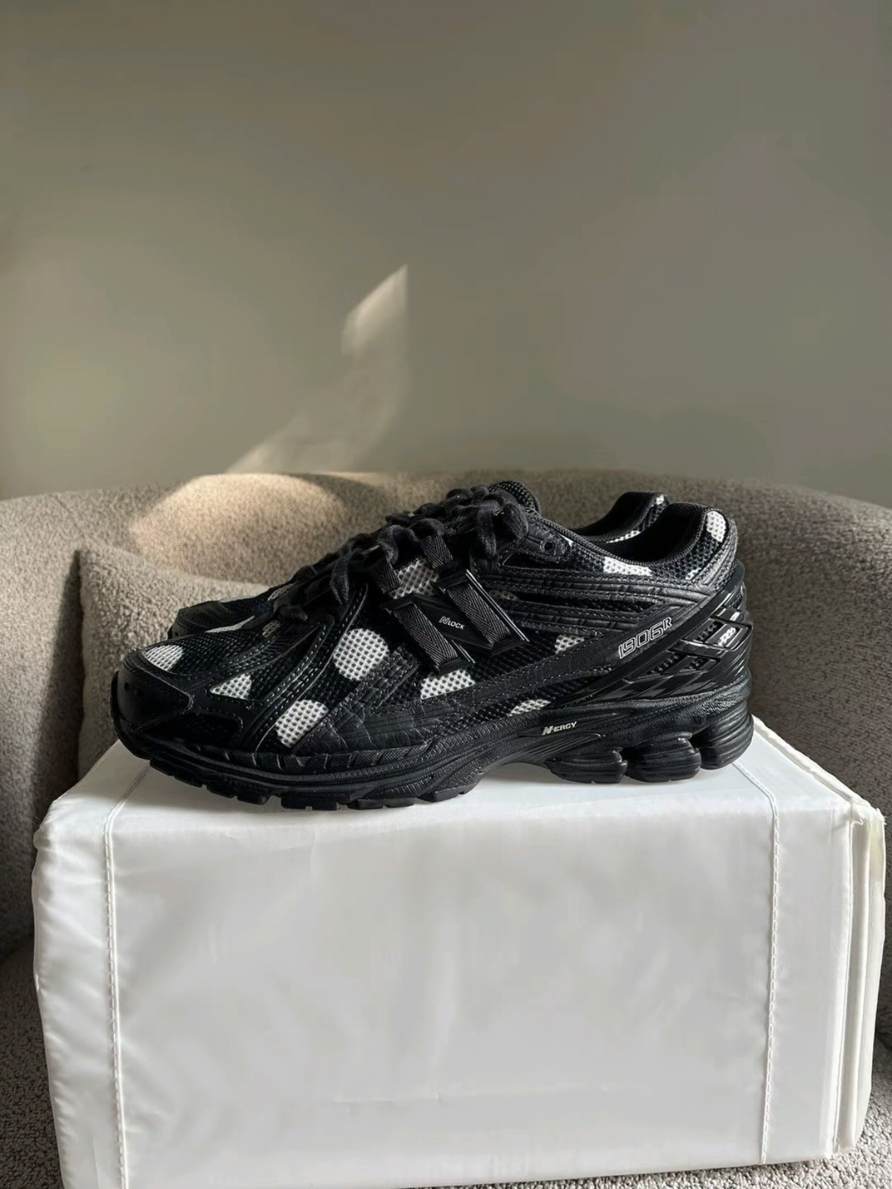 New Balance 1906R Polka Dot Black 착용 스타일