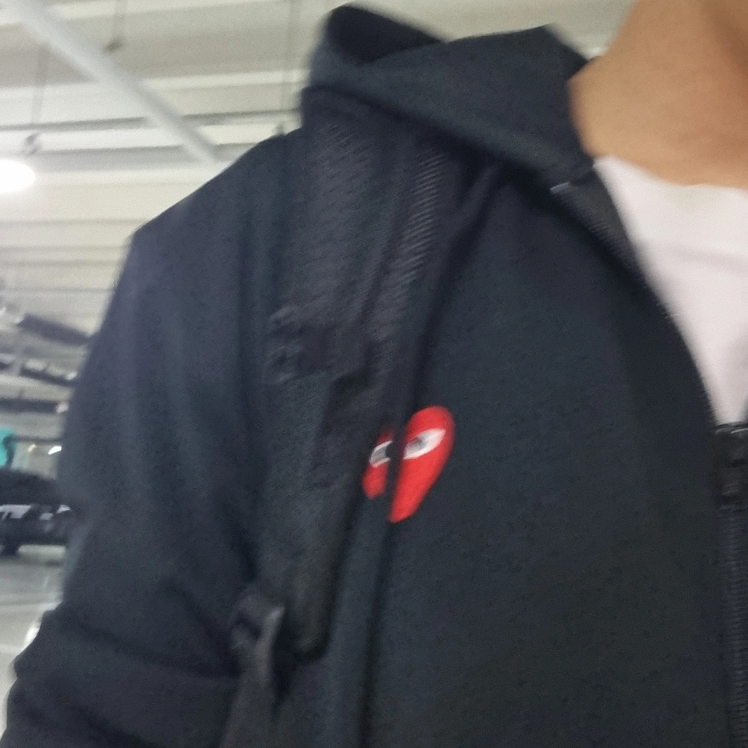 Play Comme des Garcons Red Heart Zip Hooded Sweatshirt Black 착용 스타일 - 1