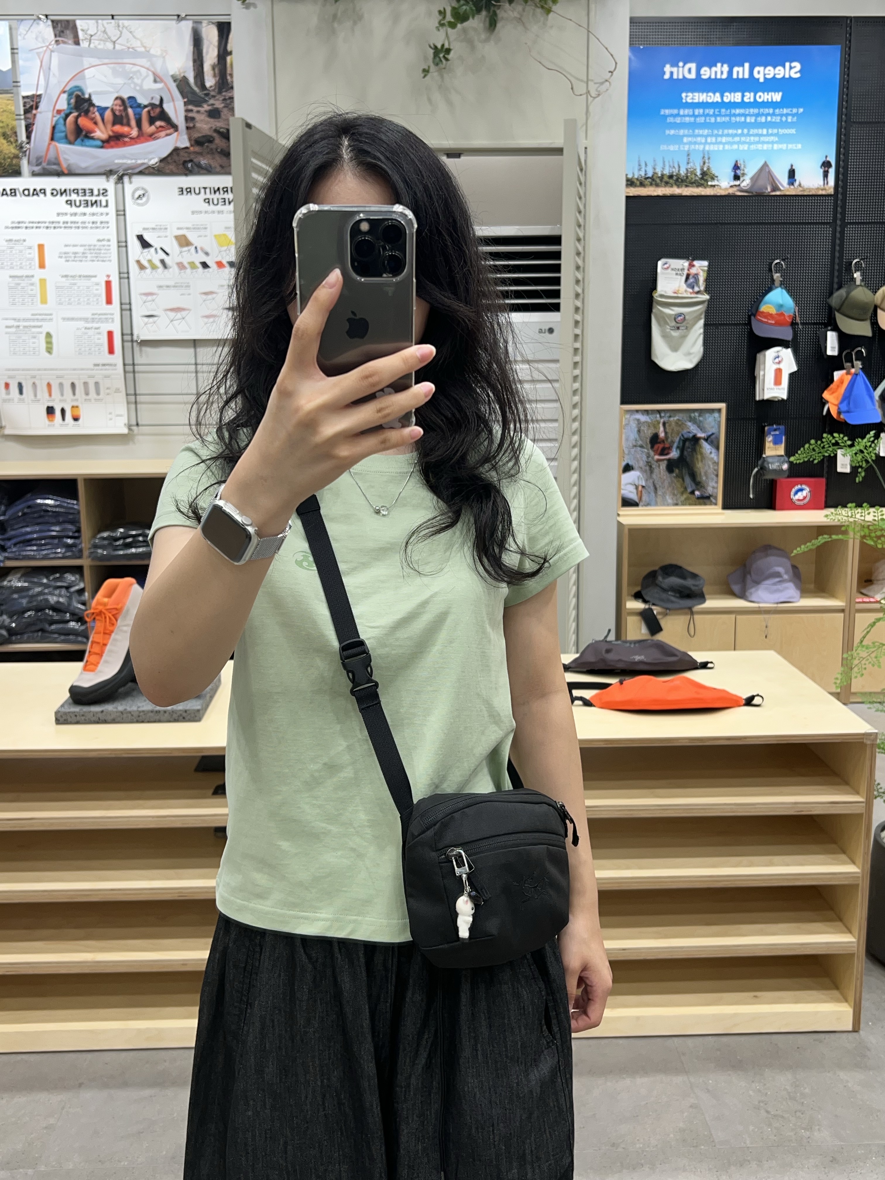 Arc'teryx Mantis 1 Waistpack Black II, Sansan Gear Women Logo T-Shirt Light Green_25SS 착용 스타일