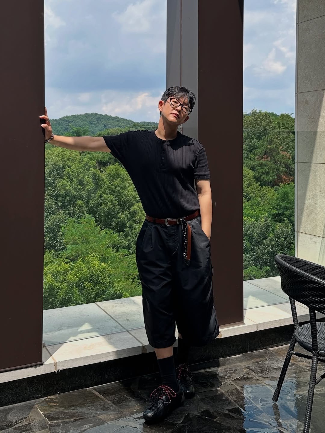 SOULESURES BOLD Kyle, MJD x Koin Seoul Two Tuck Re-Nylon Wide Carpenter Bermuda Pants Black 착용 스타일 - 3