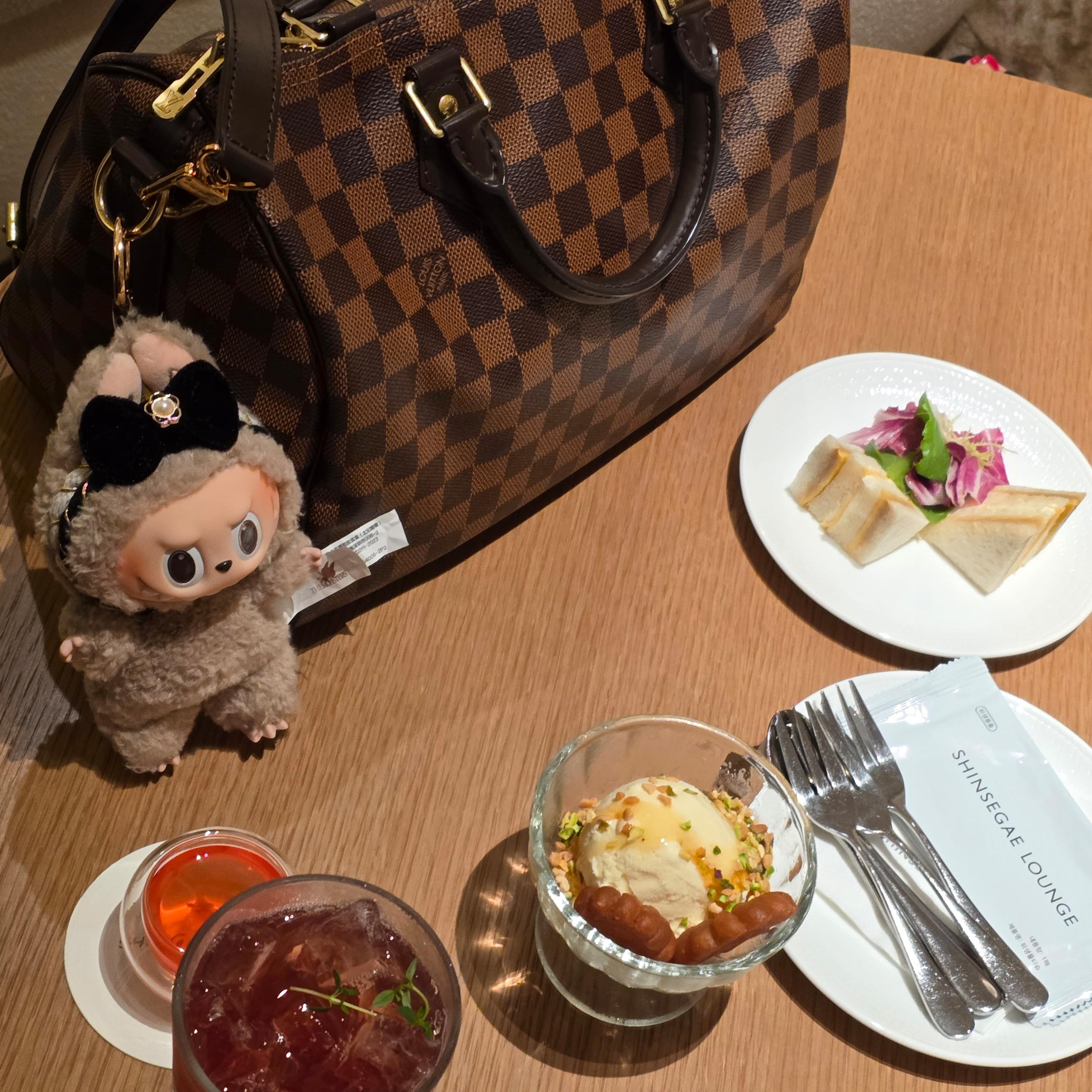 Pop Mart Labubu The Monsters Labubu Tasty Macarons Series Toffe Keyring, Louis Vuitton Speedy Bandouliere 25 Damier Ebene Damier Ebene 착용 스타일 - 1