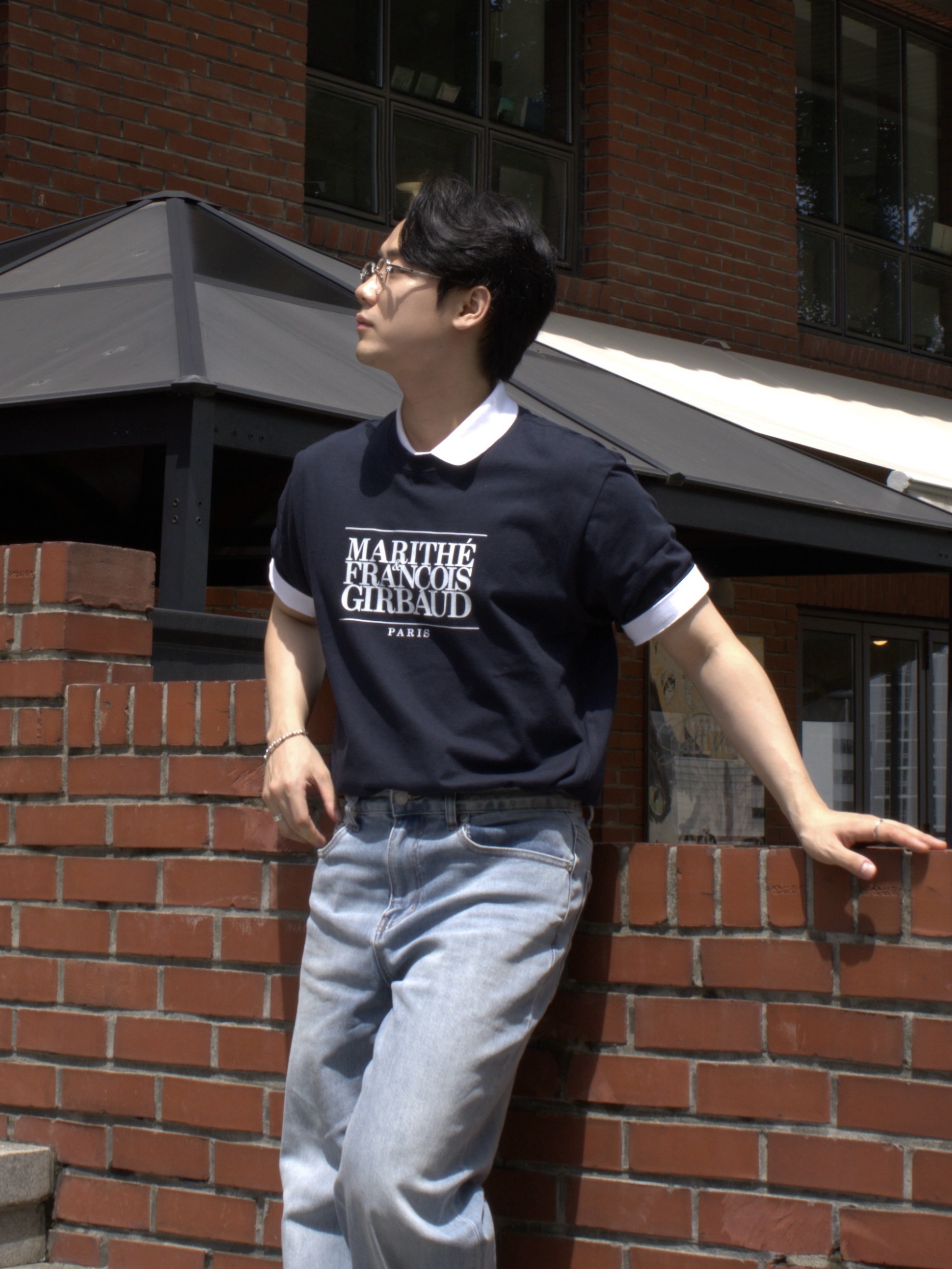 Marithe Francois Girbaud Classic Logo T-Shirt Black, New Balance 574 Legacy Navy 착용 스타일 - 2