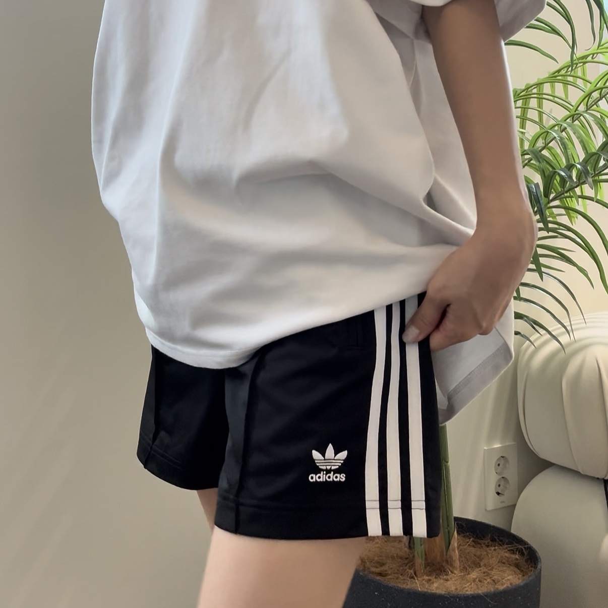 (W) Adidas Firebird Shorts Black - KR Sizing 착용 스타일